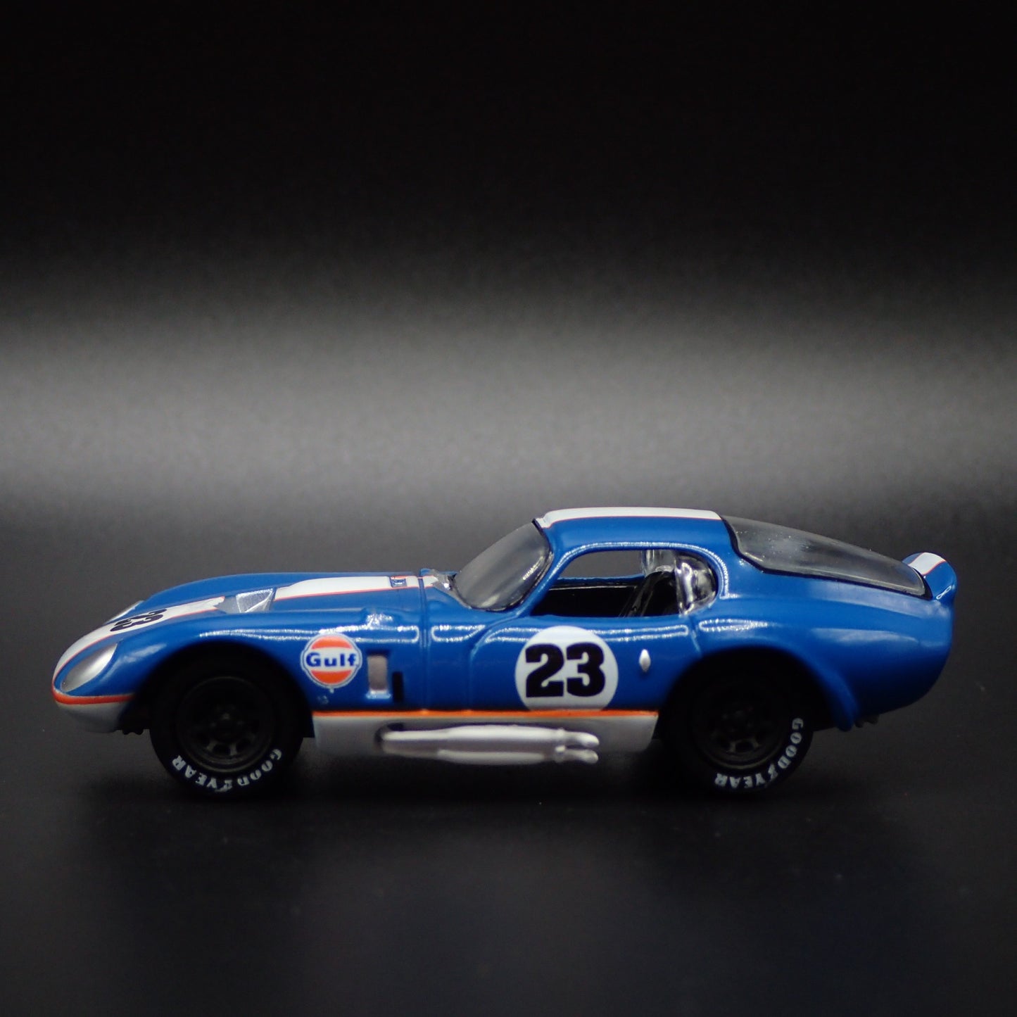 1965 65 SHELBY COBRA DAYTONA COUPE GULF OIL 1:64 SCALE DIORMA DIECAST MODEL CAR