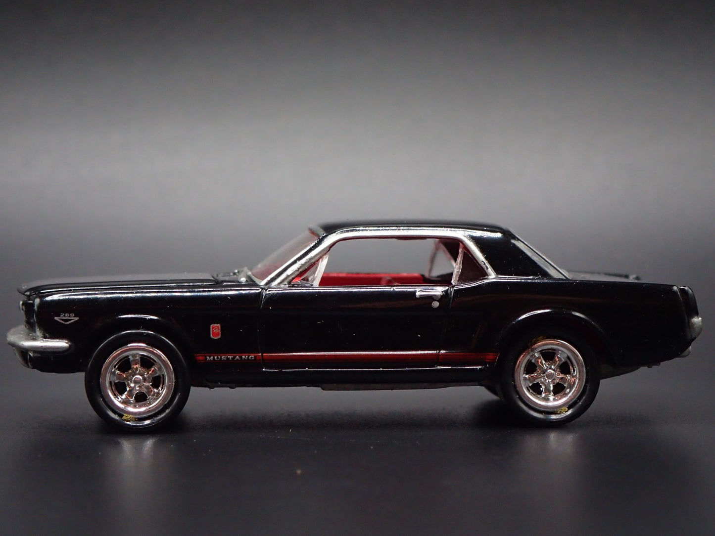 1965 65 FORD MUSTANG GT COUPE BLACK RARE 1:64 SCALE DIORAMA DIECAST MODEL CAR