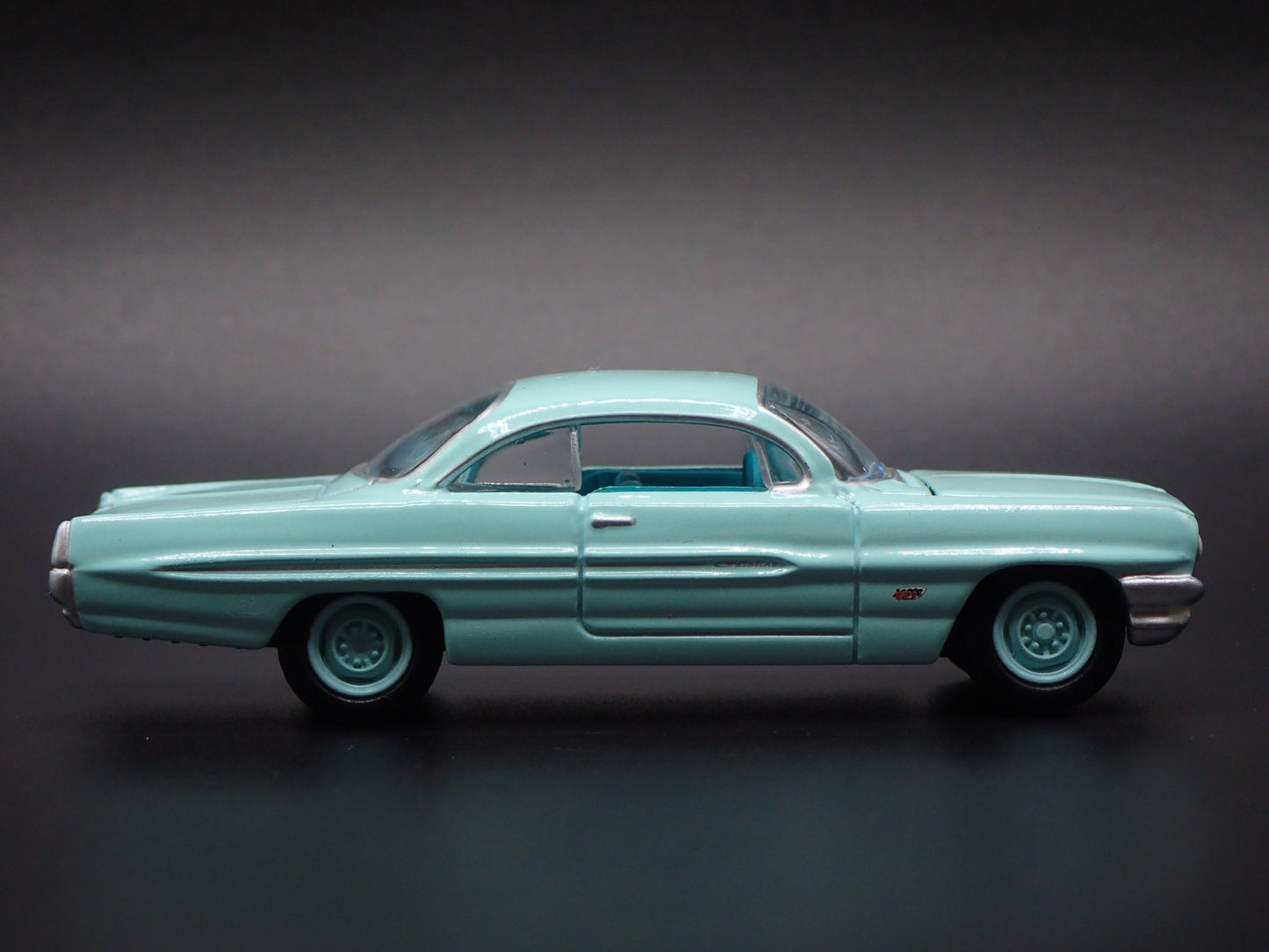1961 61 PONTIAC CATALINA TEAL 1:64 SCALE COLLECTIBLE DIORAMA DIECAST MODEL CAR