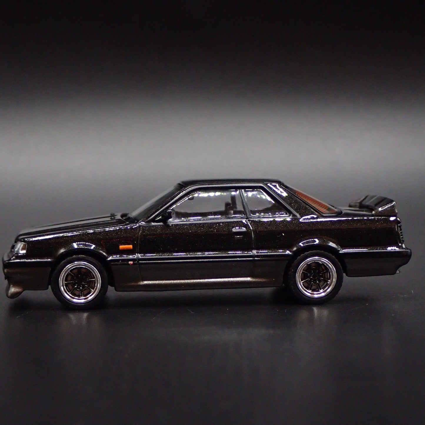 1985-1989 NISSAN SKYLINE GTS-R R31 RARE 1:64 SCALE DIORAMA DIECAST MODEL CAR