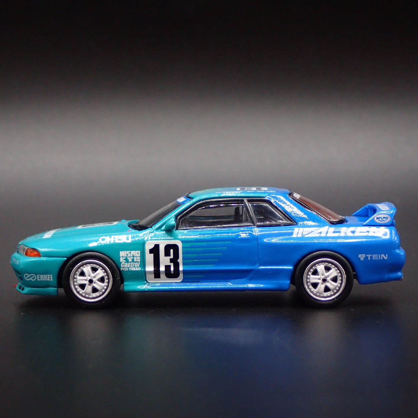 1989-1994 NISSAN SKYLINE GTR R32 #13 FALKEN 1:64 SCALE DIORAMA DIECAST MODEL CAR
