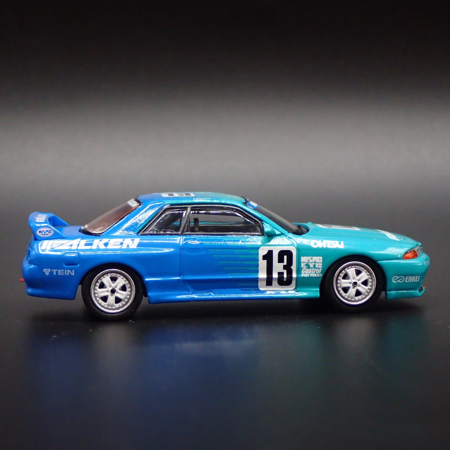 1989-1994 NISSAN SKYLINE GTR R32 #13 FALKEN 1:64 SCALE DIORAMA DIECAST MODEL CAR