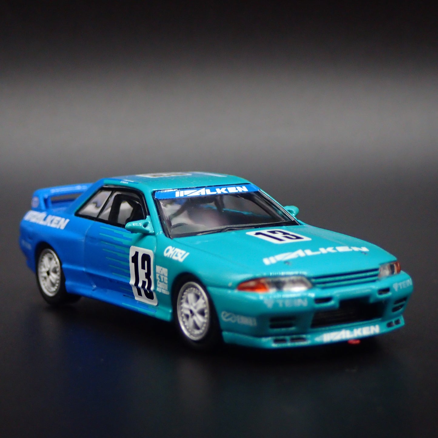 1989-1994 NISSAN SKYLINE GTR R32 #13 FALKEN 1:64 SCALE DIORAMA DIECAST MODEL CAR