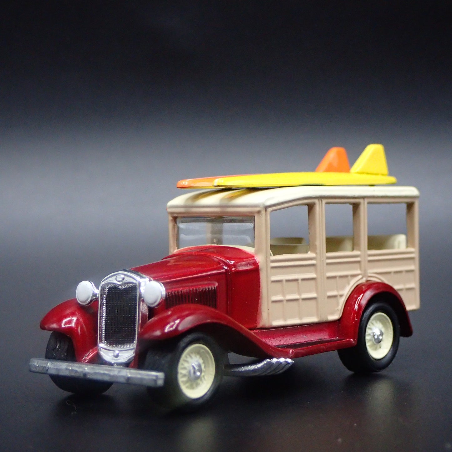1931 31 FORD MODEL A WOODY WOODIE WAGON RED 1:64 SCALE DIORAMA DIECAST MODEL CAR