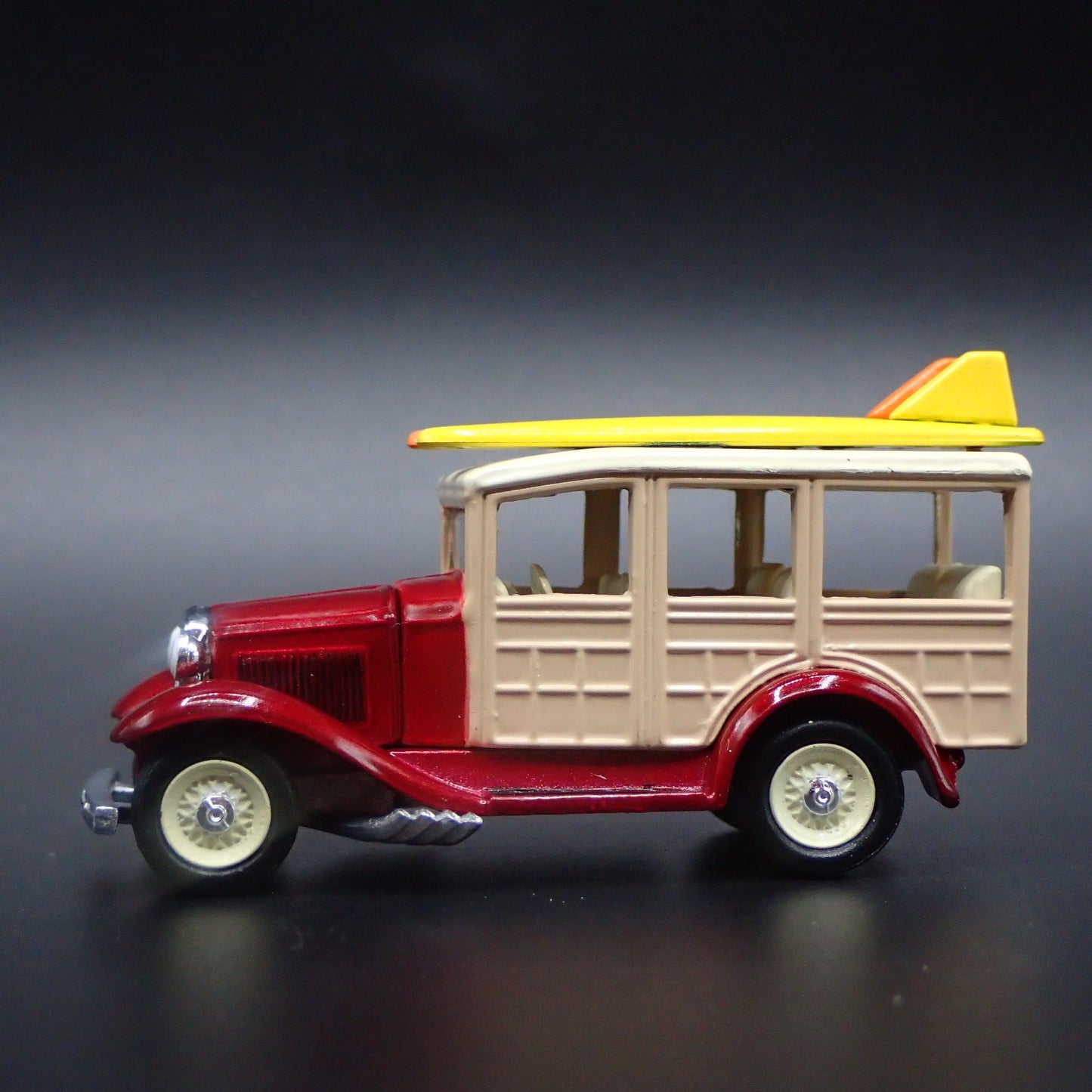 1931 31 FORD MODEL A WOODY WOODIE WAGON RED 1:64 SCALE DIORAMA DIECAST MODEL CAR