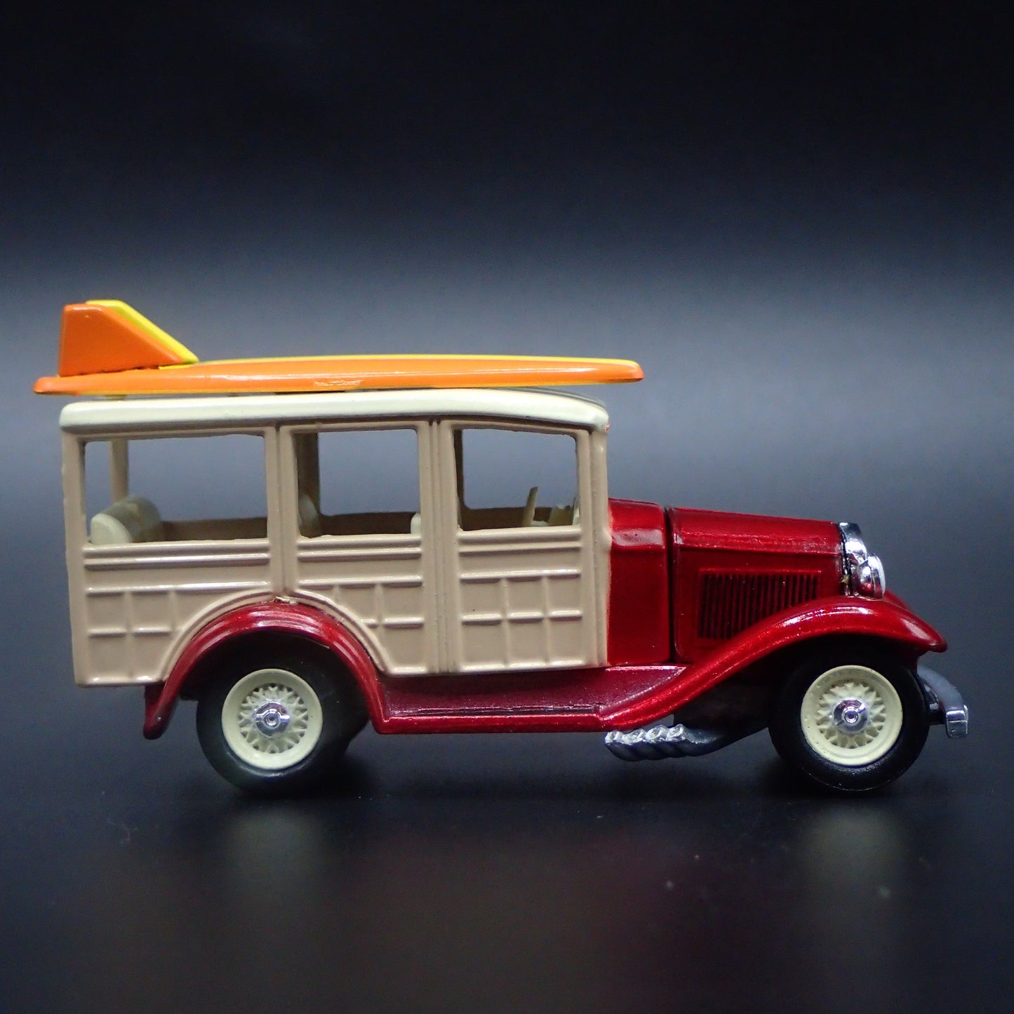 1931 31 FORD MODEL A WOODY WOODIE WAGON RED 1:64 SCALE DIORAMA DIECAST MODEL CAR