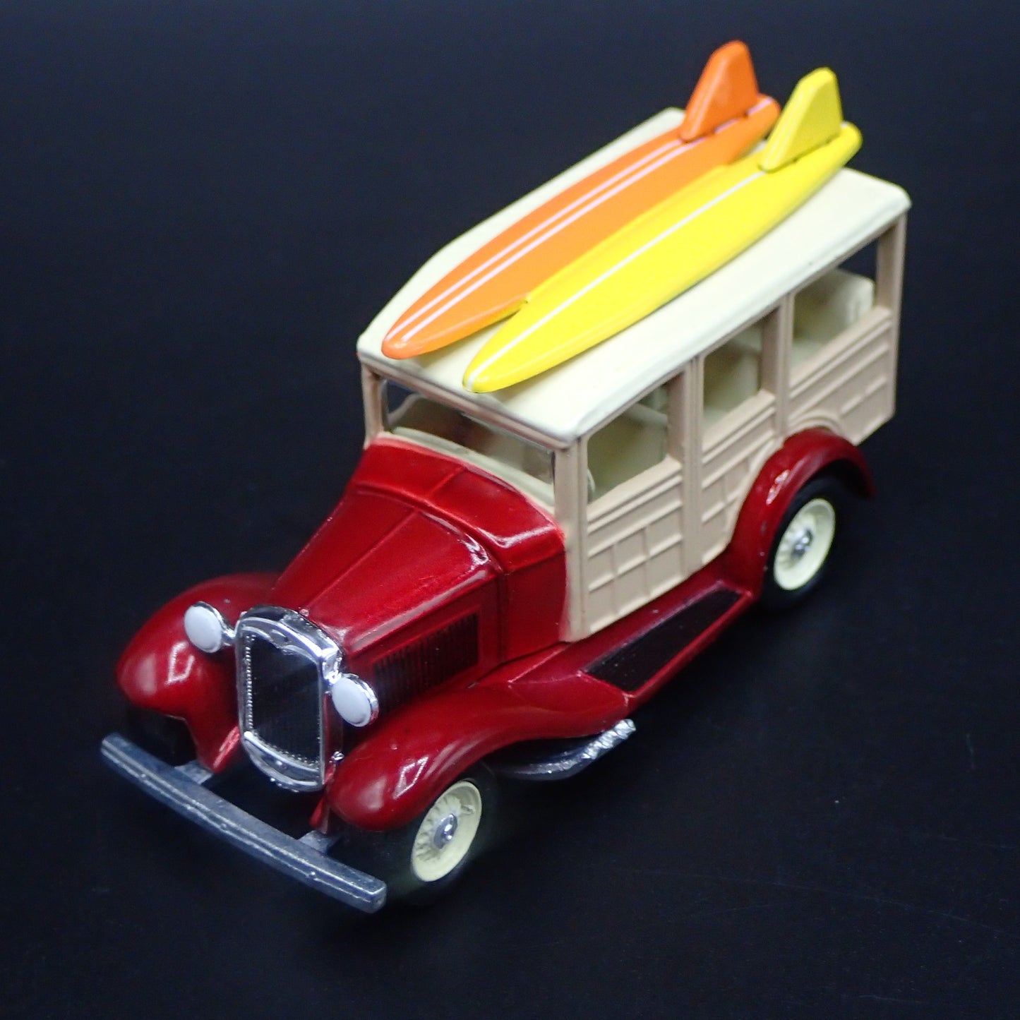 1931 31 FORD MODEL A WOODY WOODIE WAGON RED 1:64 SCALE DIORAMA DIECAST MODEL CAR