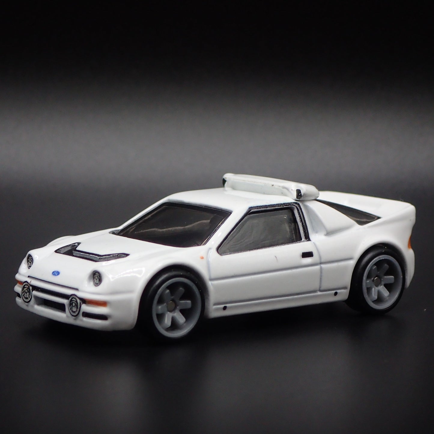 1984-1986 FORD RS200 RACE CAR 1:64 SCALE COLLECTIBLE DIORAMA DIECAST MODEL CAR