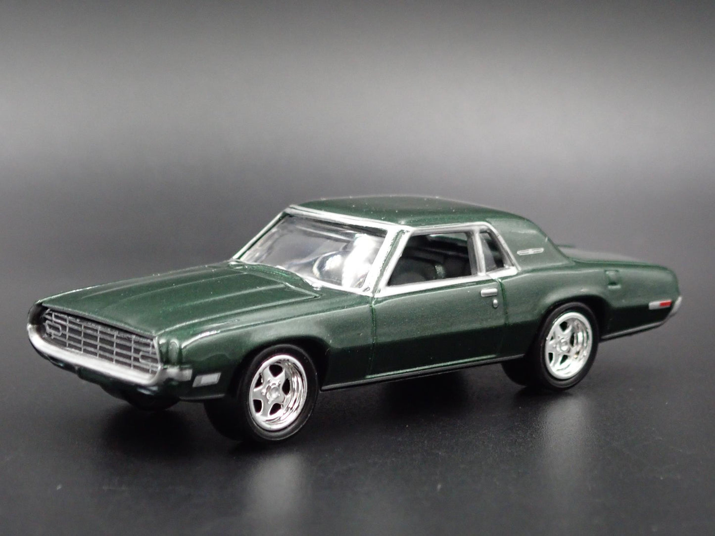 1968 68 FORD THUNDERBIRD TBIRD GREEN 1/64 SCALE COLLECTIBLE DIECAST MODEL CAR