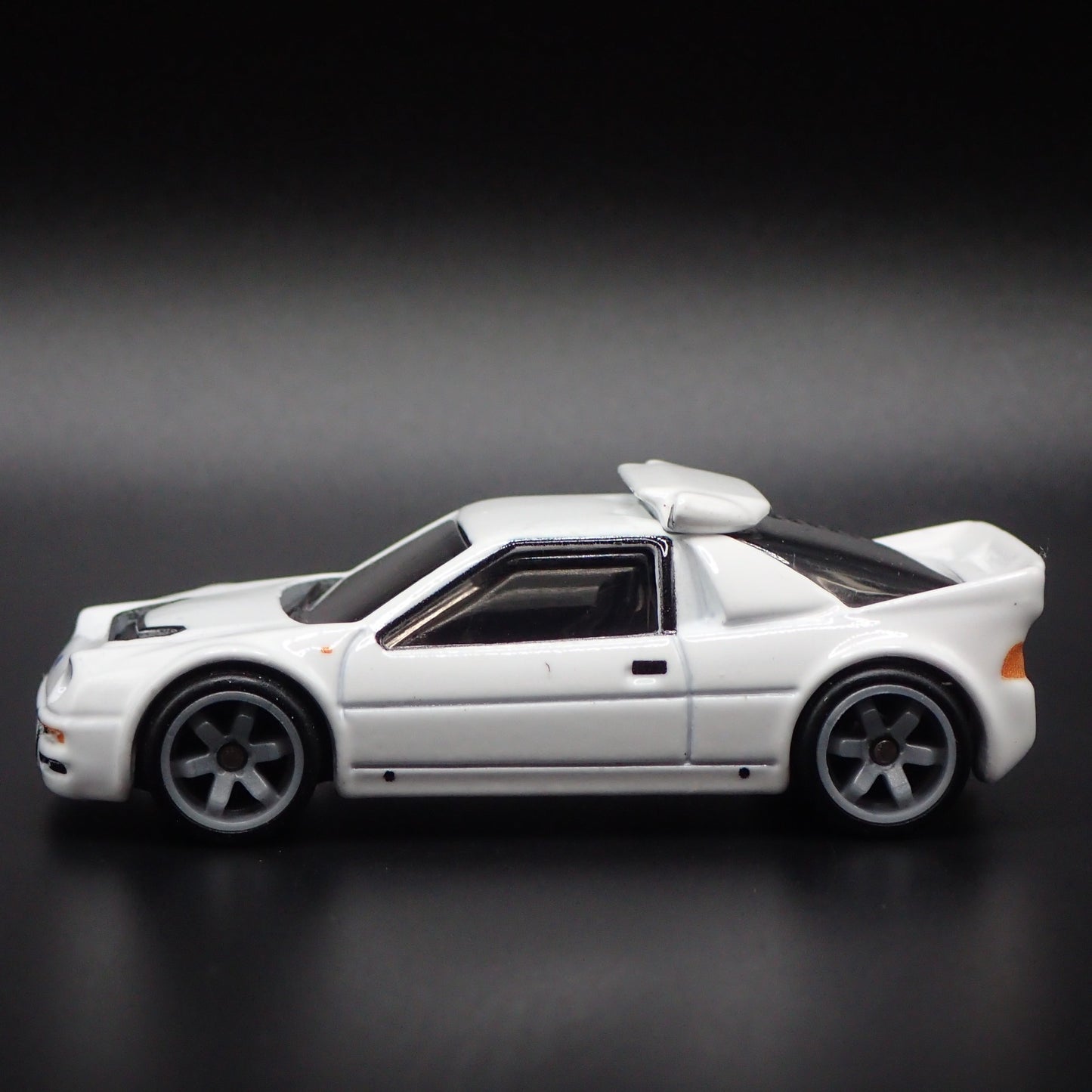 1984-1986 FORD RS200 RACE CAR 1:64 SCALE COLLECTIBLE DIORAMA DIECAST MODEL CAR