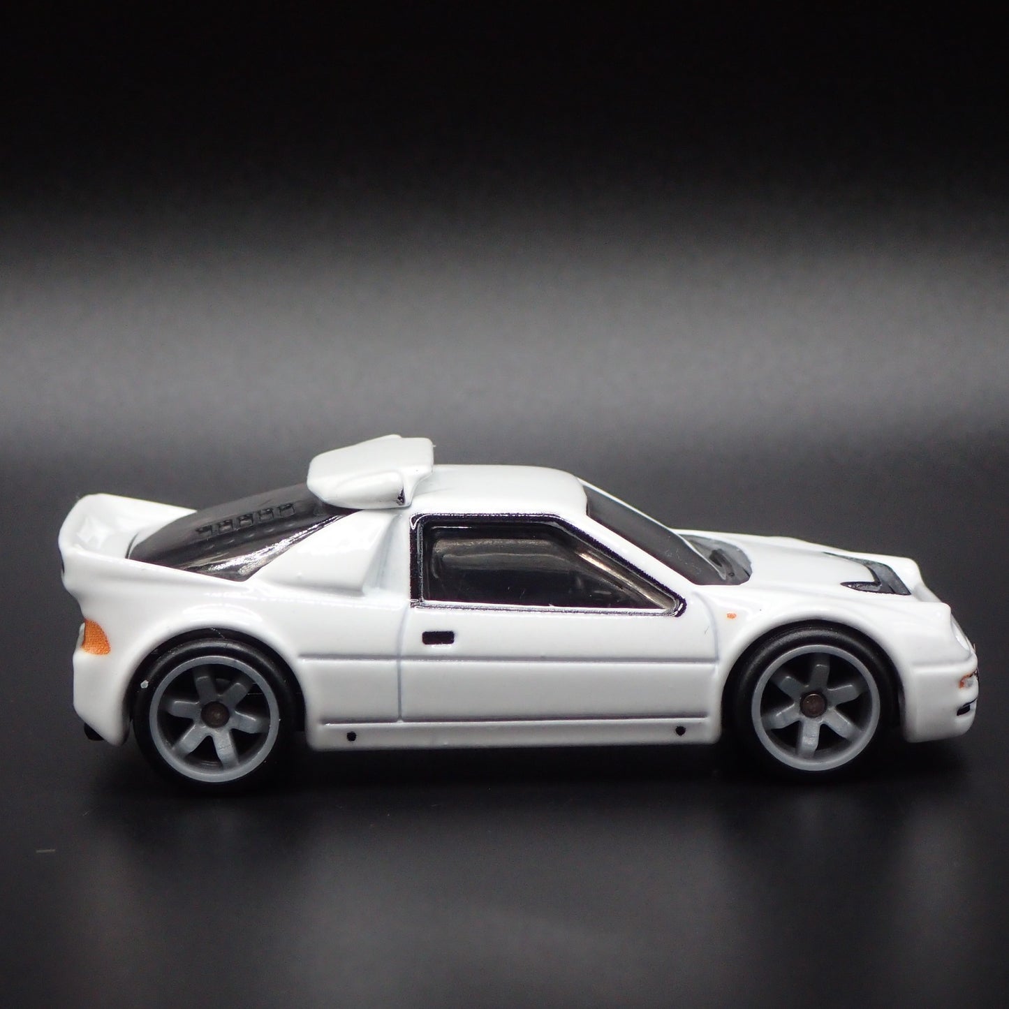 1984-1986 FORD RS200 RACE CAR 1:64 SCALE COLLECTIBLE DIORAMA DIECAST MODEL CAR