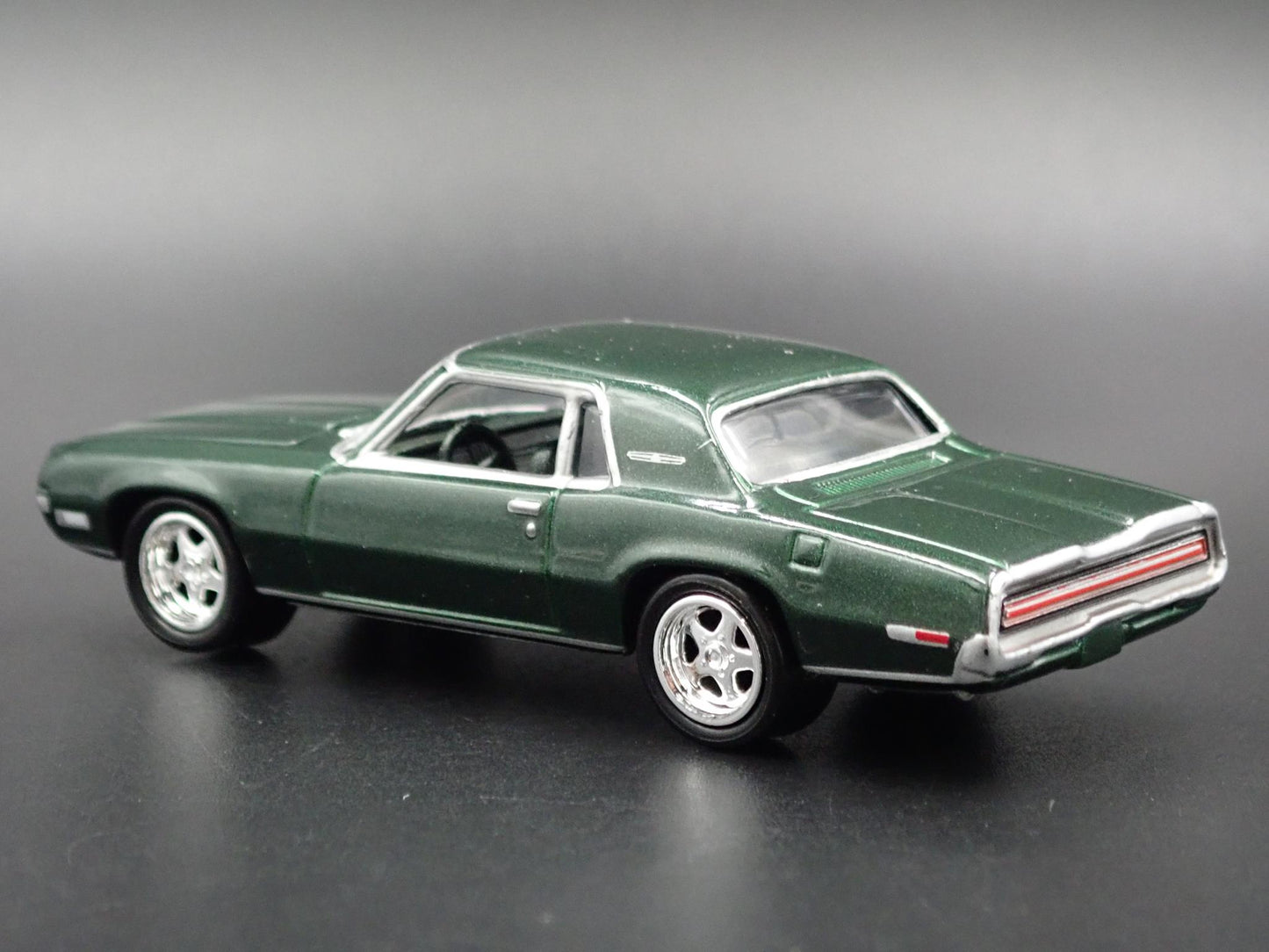 1968 68 FORD THUNDERBIRD TBIRD GREEN 1/64 SCALE COLLECTIBLE DIECAST MODEL CAR