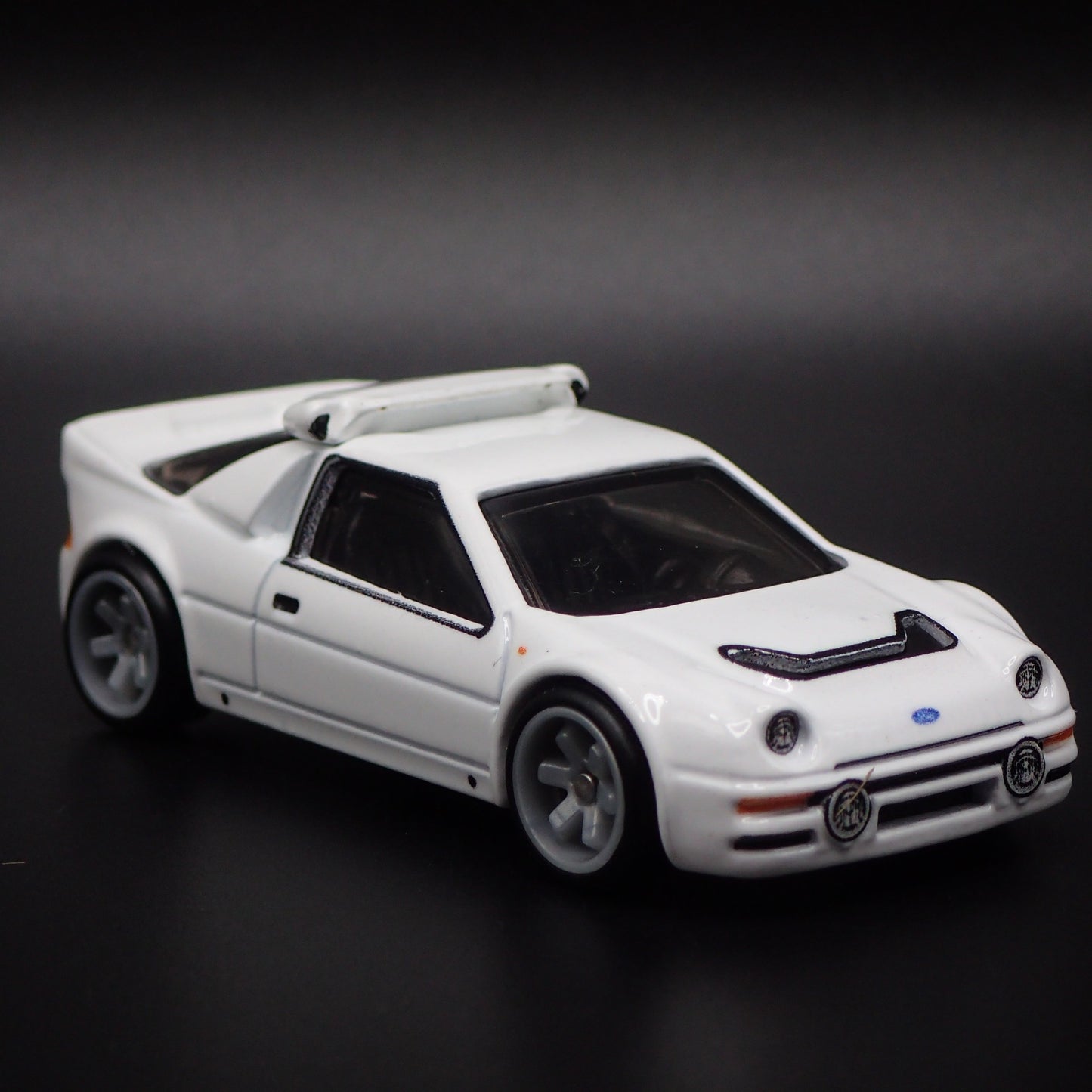 1984-1986 FORD RS200 RACE CAR 1:64 SCALE COLLECTIBLE DIORAMA DIECAST MODEL CAR