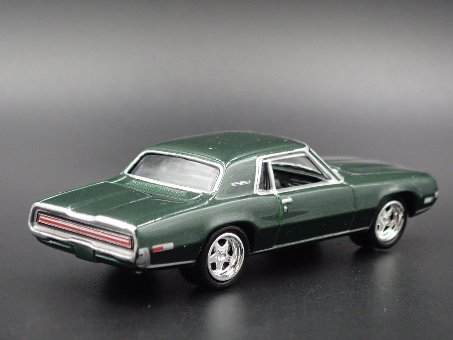 1968 68 FORD THUNDERBIRD TBIRD GREEN 1/64 SCALE COLLECTIBLE DIECAST MODEL CAR