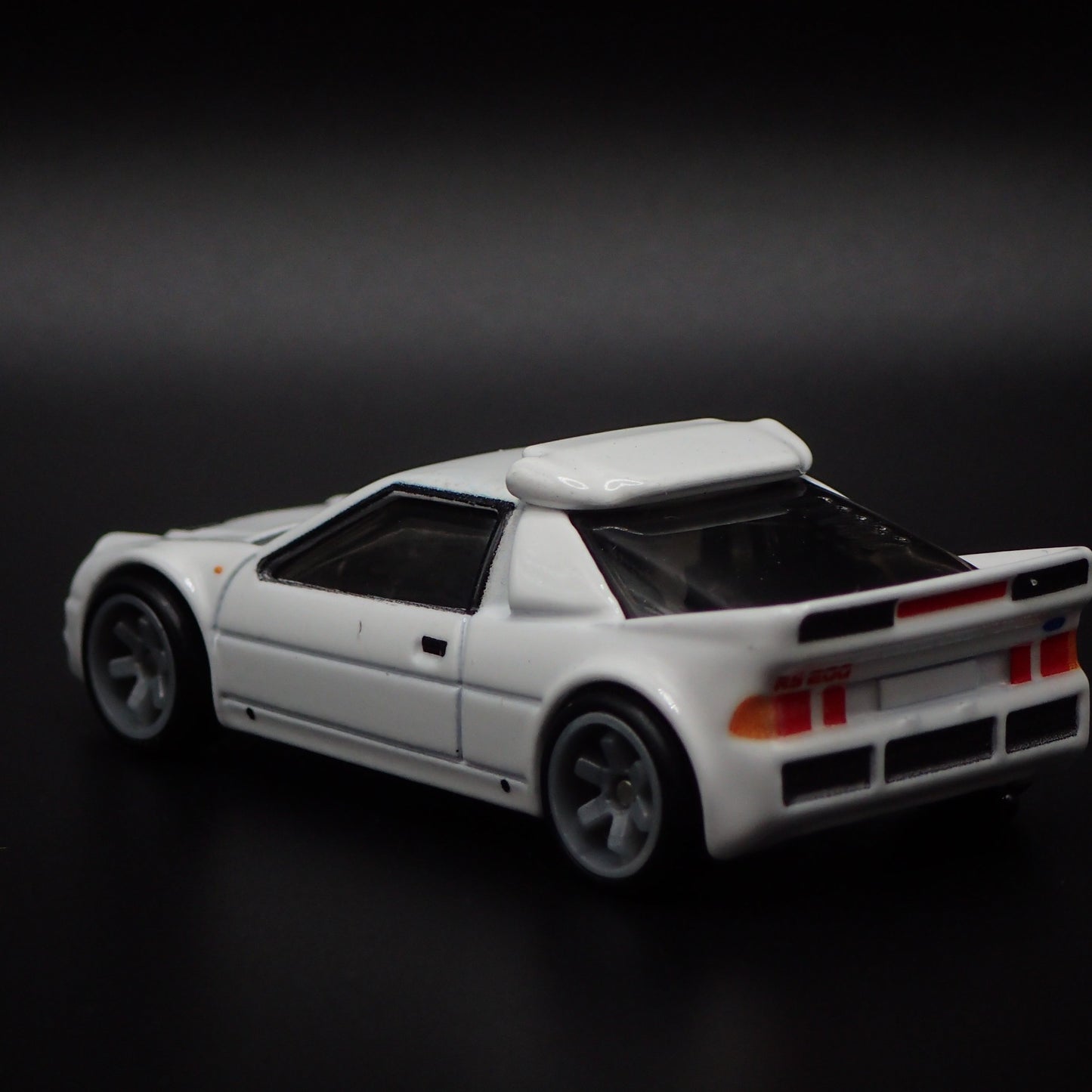 1984-1986 FORD RS200 RACE CAR 1:64 SCALE COLLECTIBLE DIORAMA DIECAST MODEL CAR