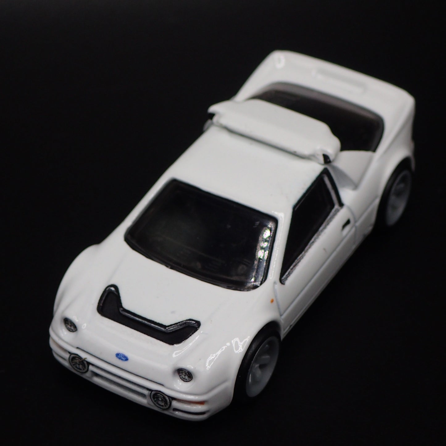 1984-1986 FORD RS200 RACE CAR 1:64 SCALE COLLECTIBLE DIORAMA DIECAST MODEL CAR