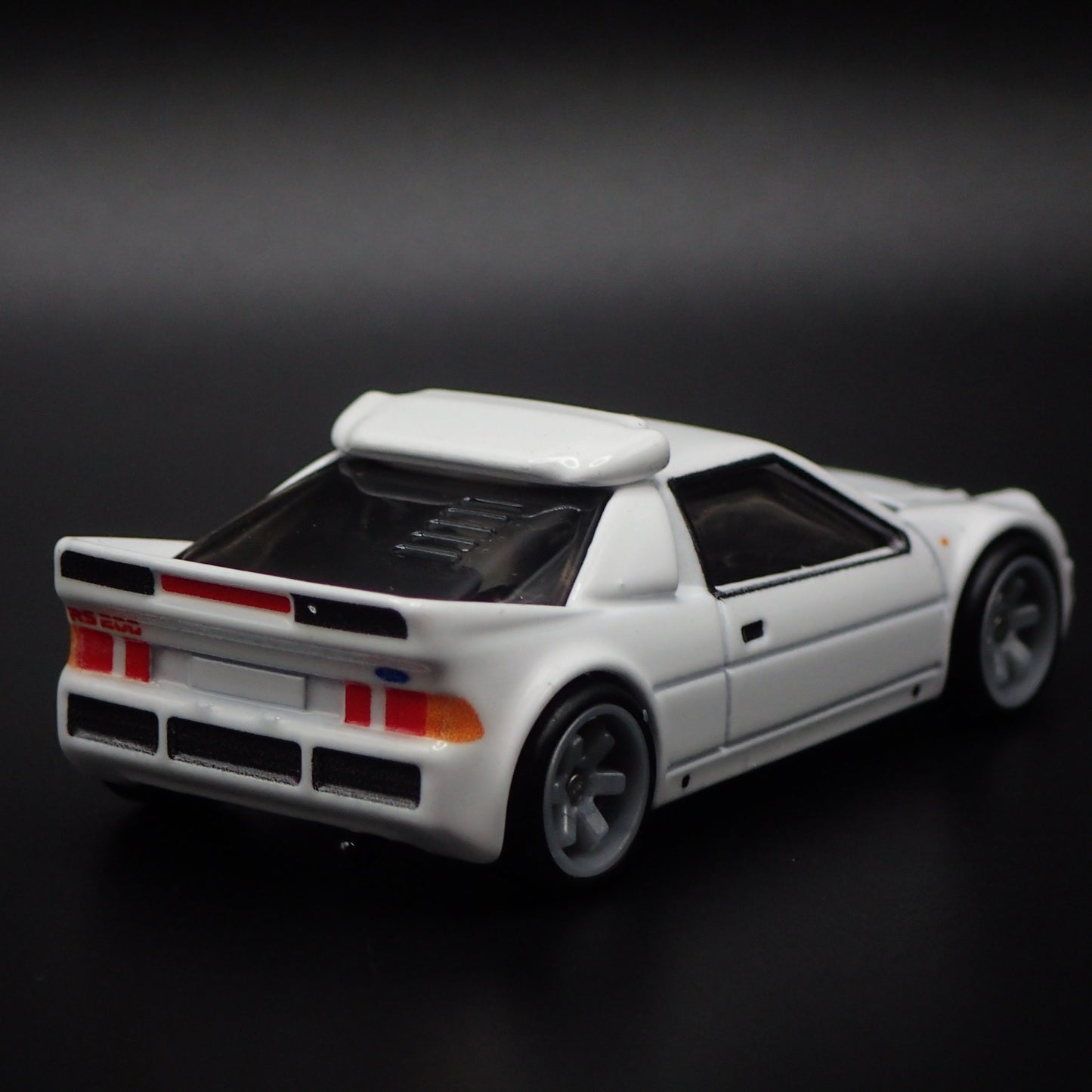 1984-1986 FORD RS200 RACE CAR 1:64 SCALE COLLECTIBLE DIORAMA DIECAST MODEL CAR