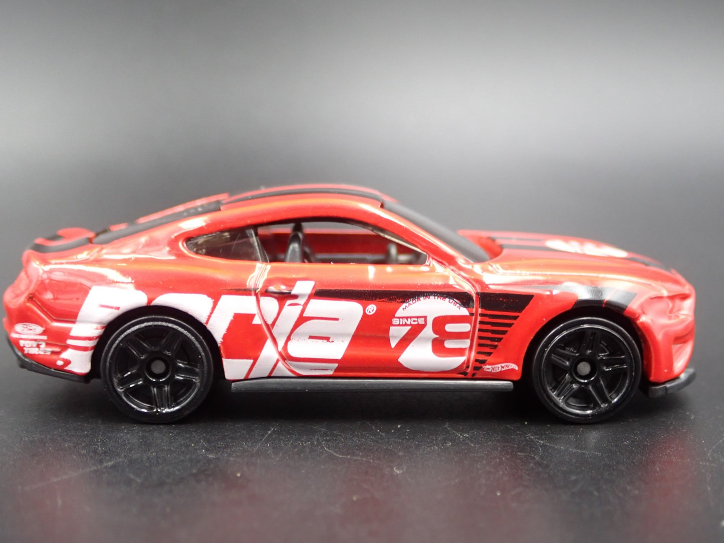 2018-2023 FORD MUSTANG GT BORLA 1:64 SCALE DIORAMA COLLECTIBLE DIECAST MODEL CAR