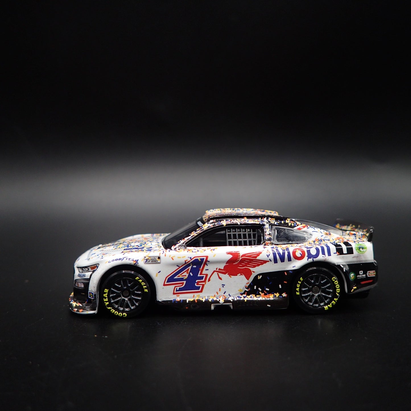 2022 FORD MUSTANG 4 KEVIN HARVICK MOBIL 1 NASCAR RICH WIN 1:64 DIECAST MODEL CAR