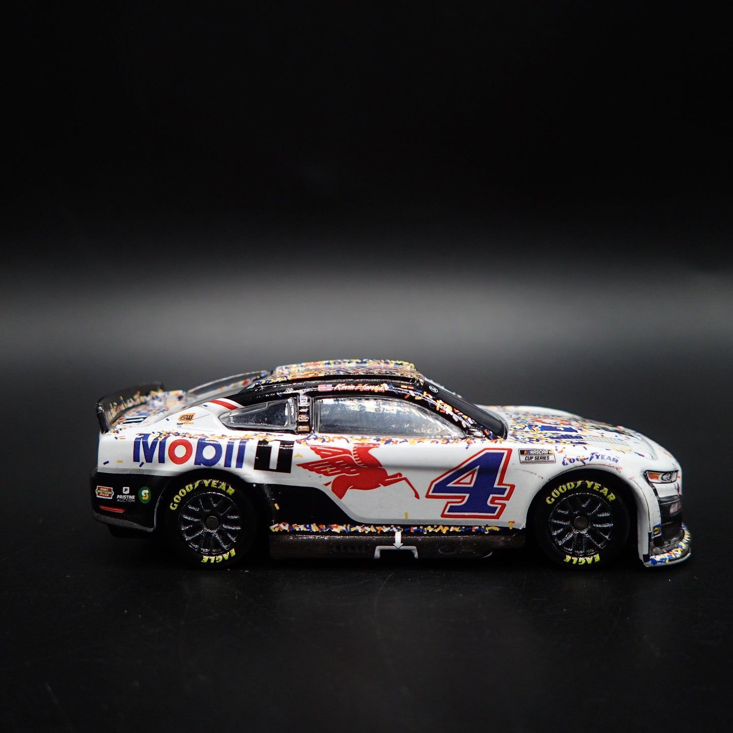 2022 FORD MUSTANG 4 KEVIN HARVICK MOBIL 1 NASCAR RICH WIN 1:64 DIECAST MODEL CAR