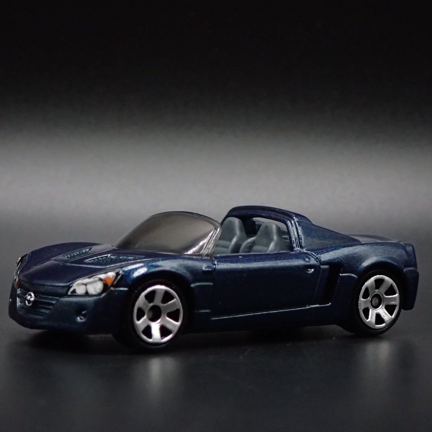 2001-2006 OPEL SPEEDSTER CONVERTIBLE 1:64 SCALE COLLECTIBLE DIECAST MODEL CAR