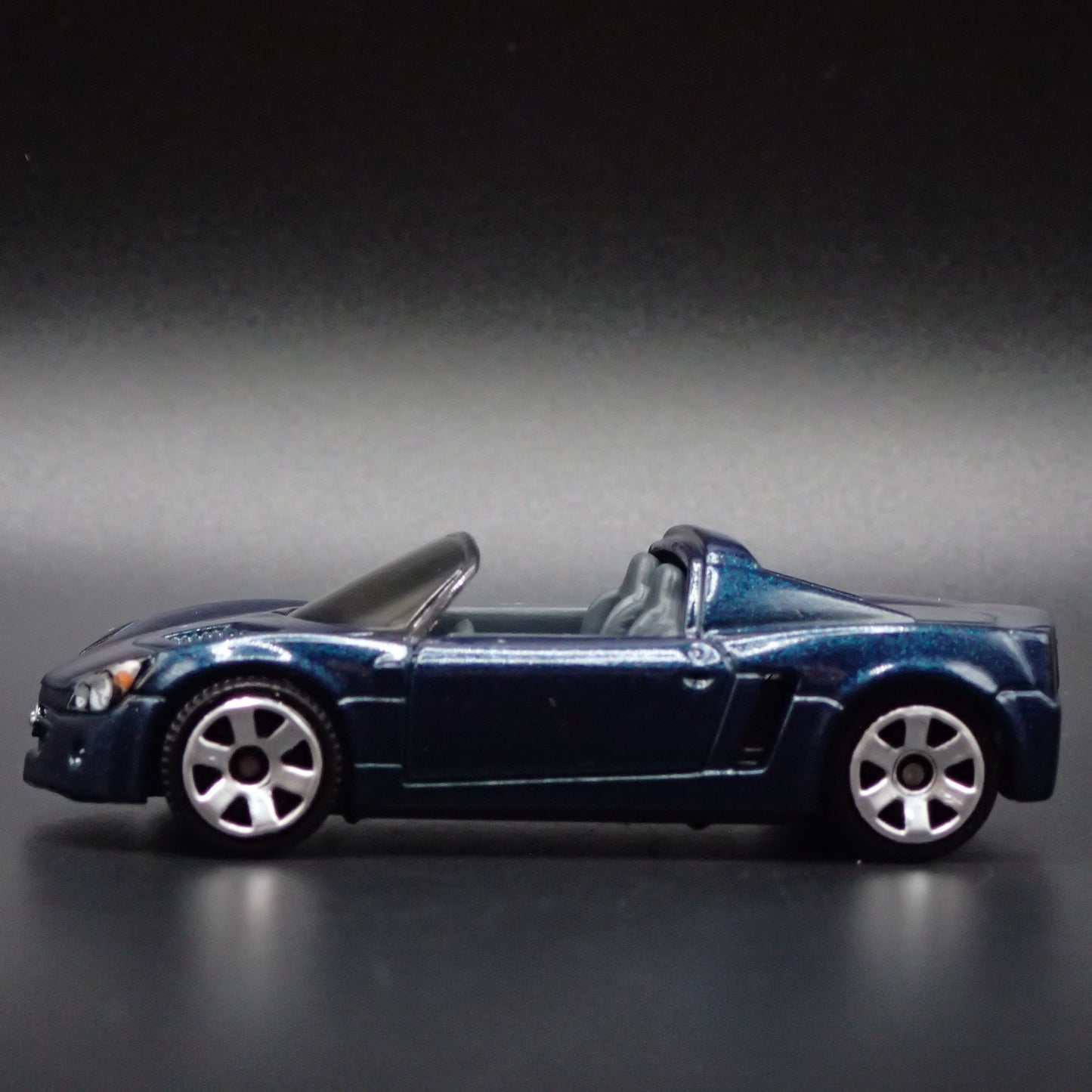 2001-2006 OPEL SPEEDSTER CONVERTIBLE 1:64 SCALE COLLECTIBLE DIECAST MODEL CAR