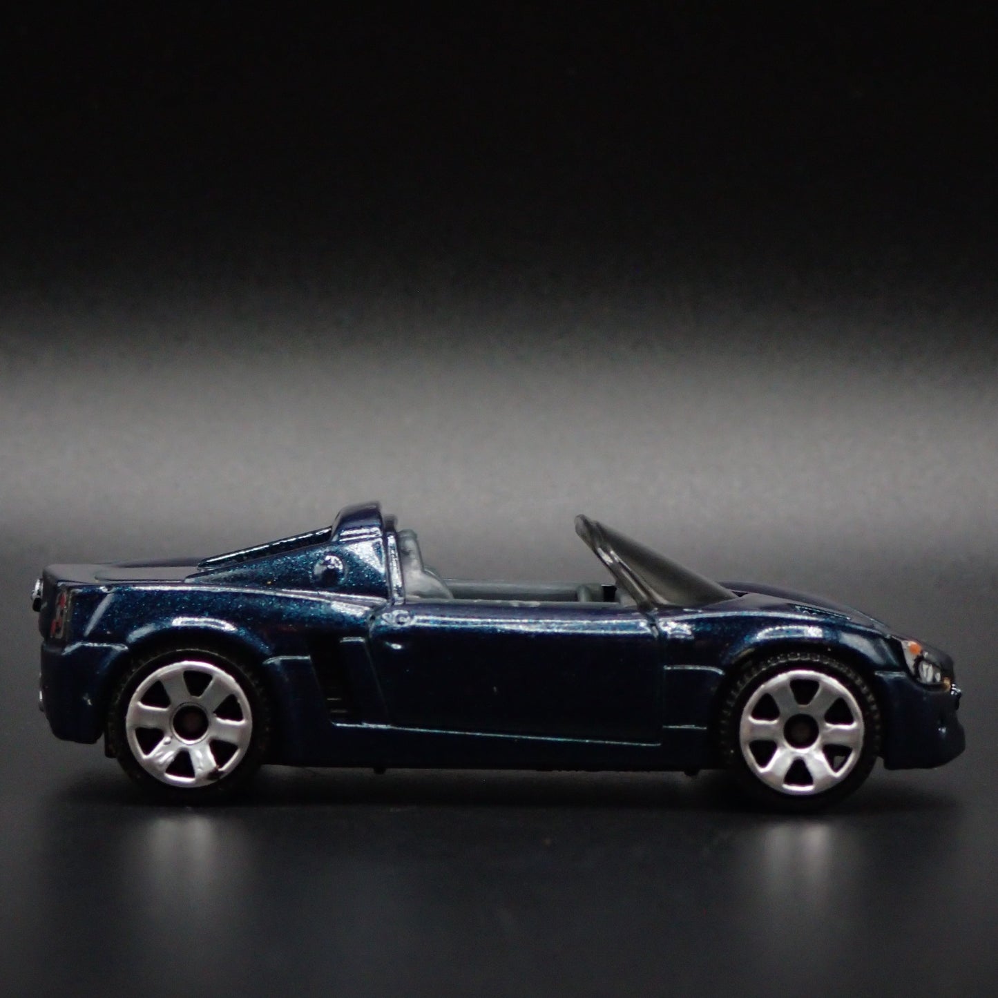 2001-2006 OPEL SPEEDSTER CONVERTIBLE 1:64 SCALE COLLECTIBLE DIECAST MODEL CAR