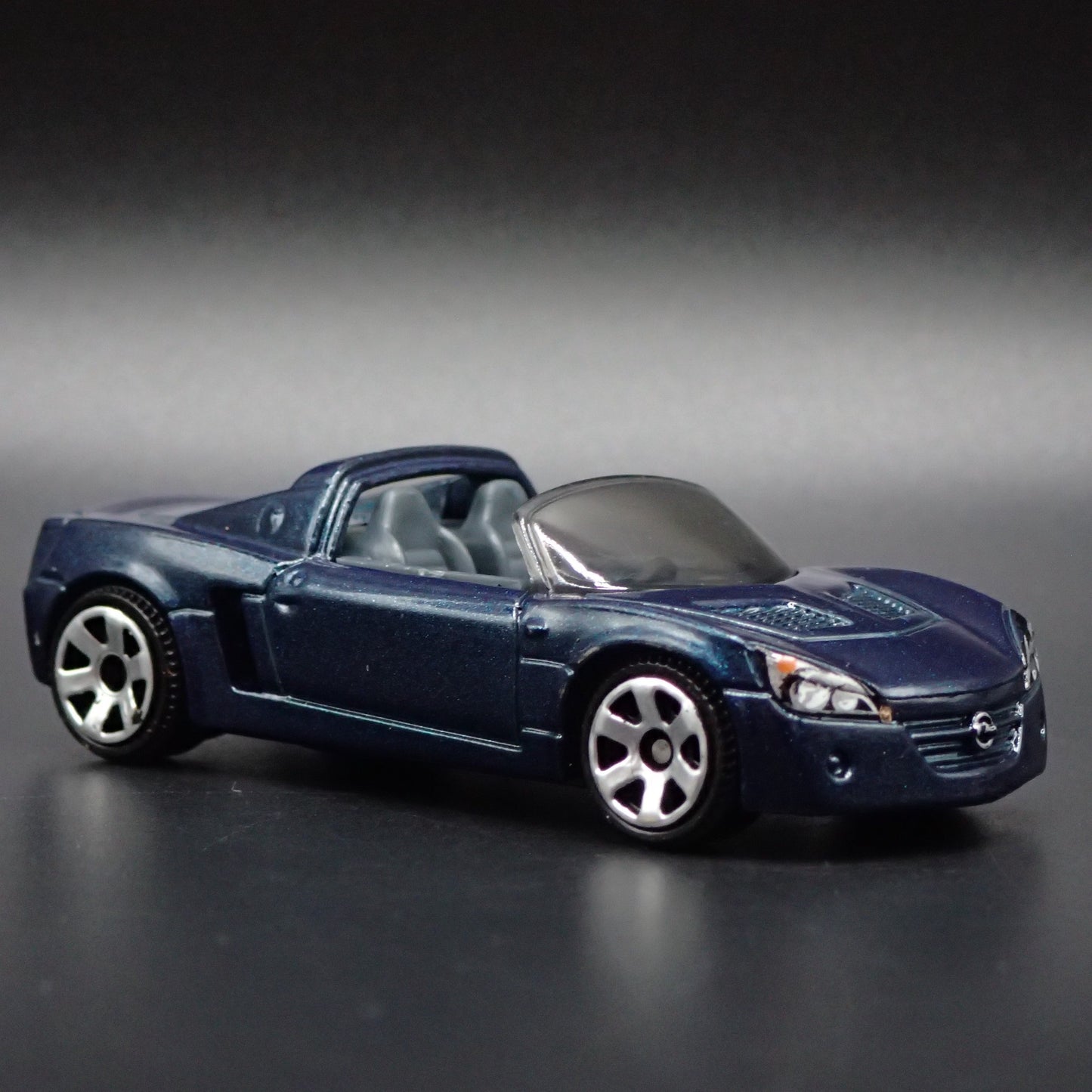 2001-2006 OPEL SPEEDSTER CONVERTIBLE 1:64 SCALE COLLECTIBLE DIECAST MODEL CAR