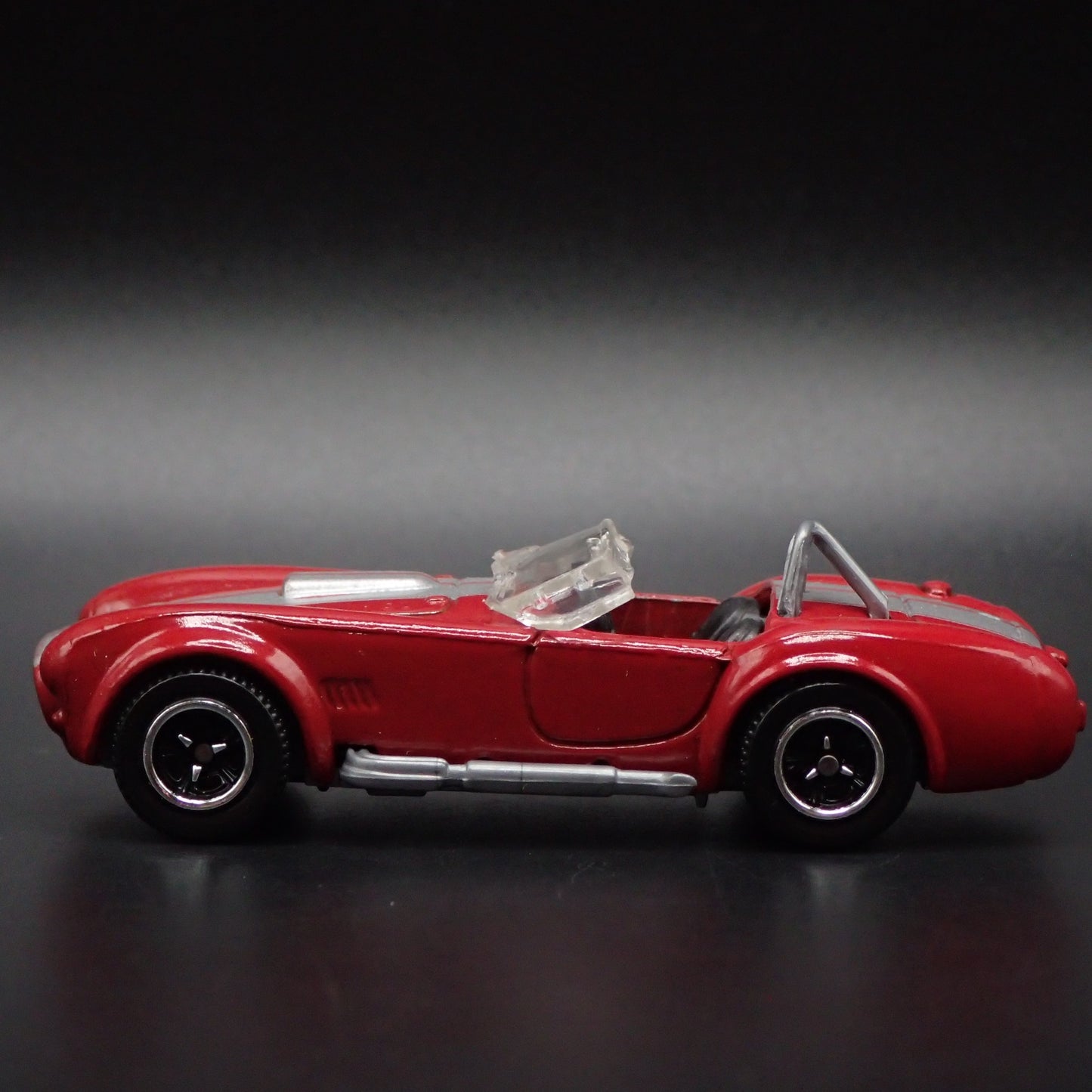 1965 65 SHELBY COBRA 427 SC RED 1:64 SCALE COLLECTIBLE DIORAMA DIECAST MODEL CAR