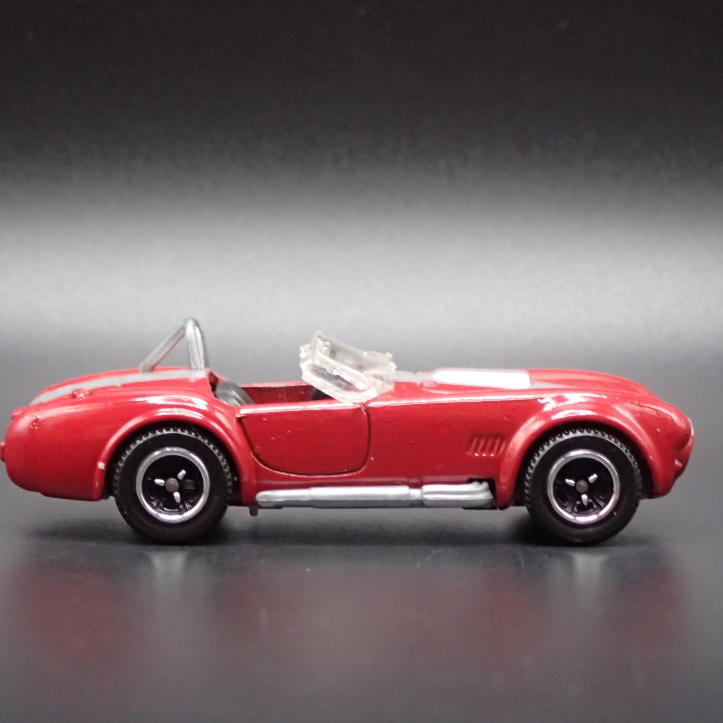 1965 65 SHELBY COBRA 427 SC RED 1:64 SCALE COLLECTIBLE DIORAMA DIECAST MODEL CAR