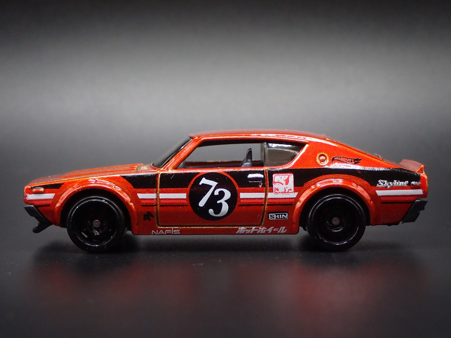1972-1973 NISSAN SKYLINE 2000 GTR ORANGE 1:64 SCALE DIORAMA DIECAST MODEL CAR