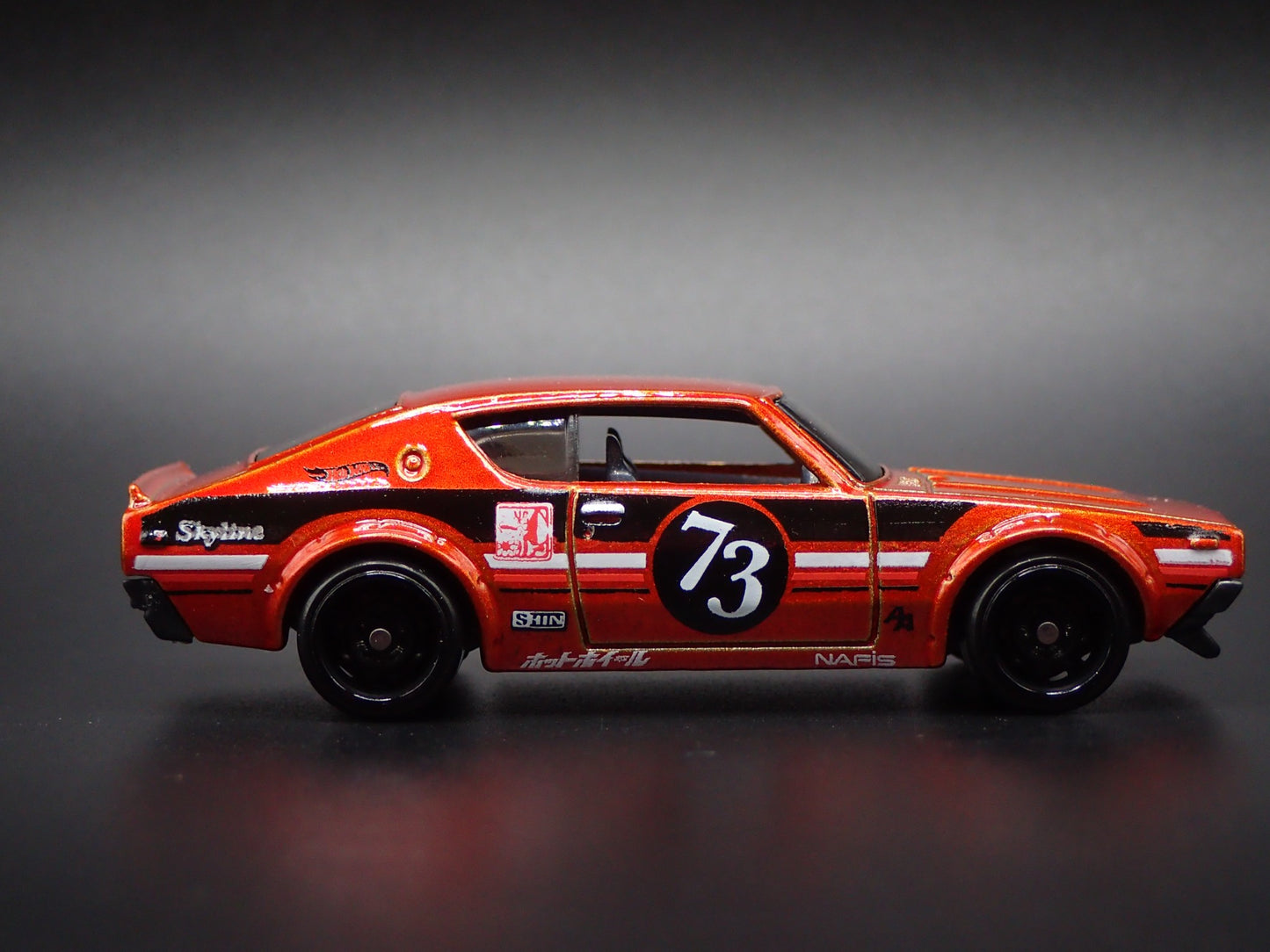 1972-1973 NISSAN SKYLINE 2000 GTR ORANGE 1:64 SCALE DIORAMA DIECAST MODEL CAR