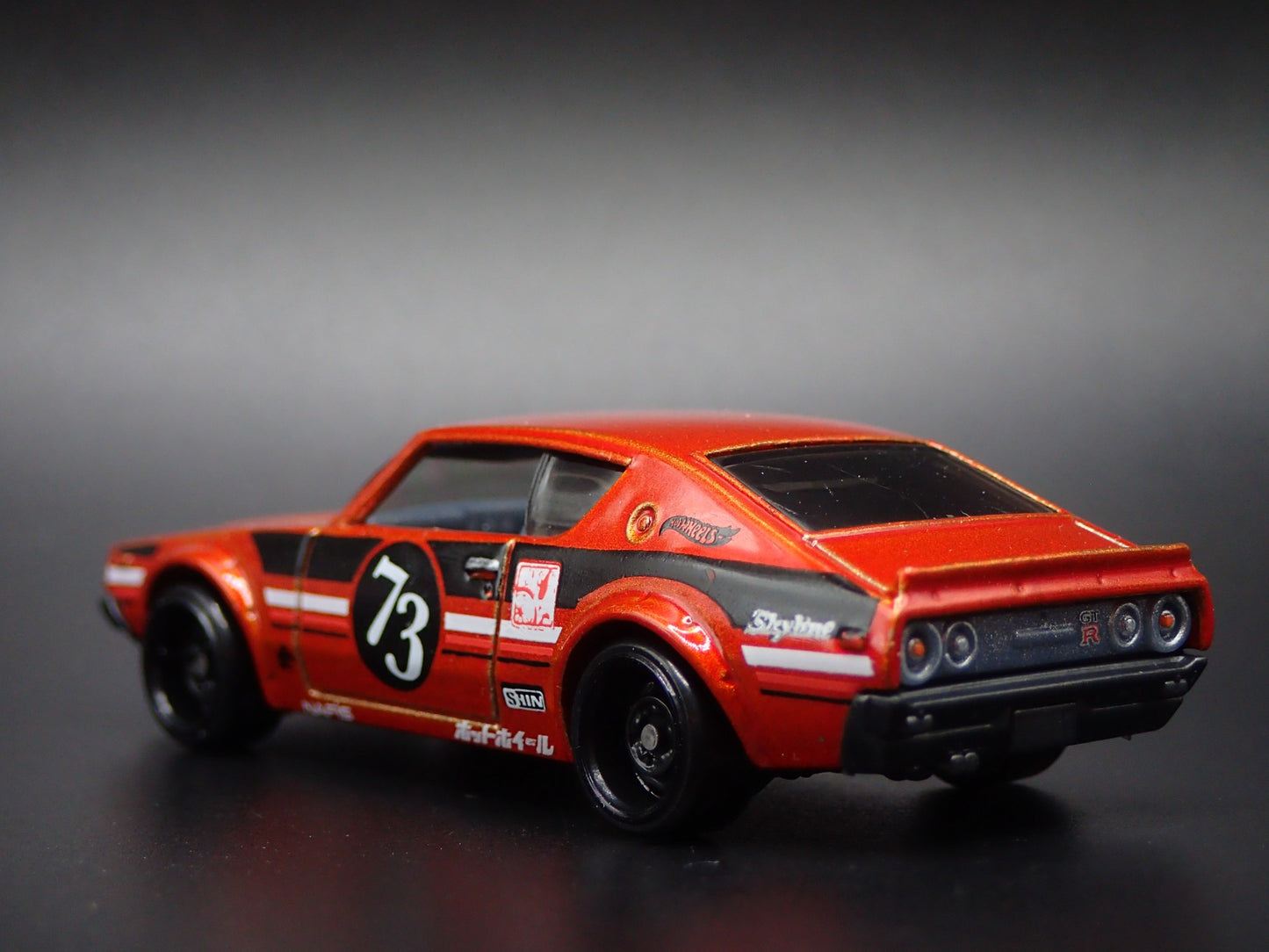 1972-1973 NISSAN SKYLINE 2000 GTR ORANGE 1:64 SCALE DIORAMA DIECAST MODEL CAR