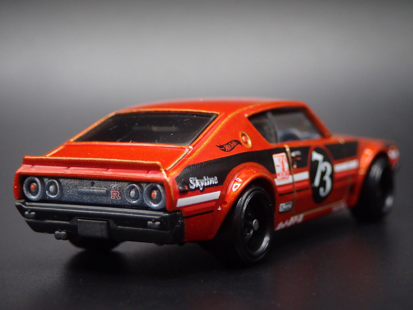 1972-1973 NISSAN SKYLINE 2000 GTR ORANGE 1:64 SCALE DIORAMA DIECAST MODEL CAR