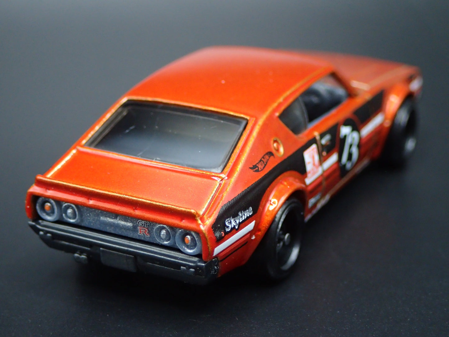 1972-1973 NISSAN SKYLINE 2000 GTR ORANGE 1:64 SCALE DIORAMA DIECAST MODEL CAR