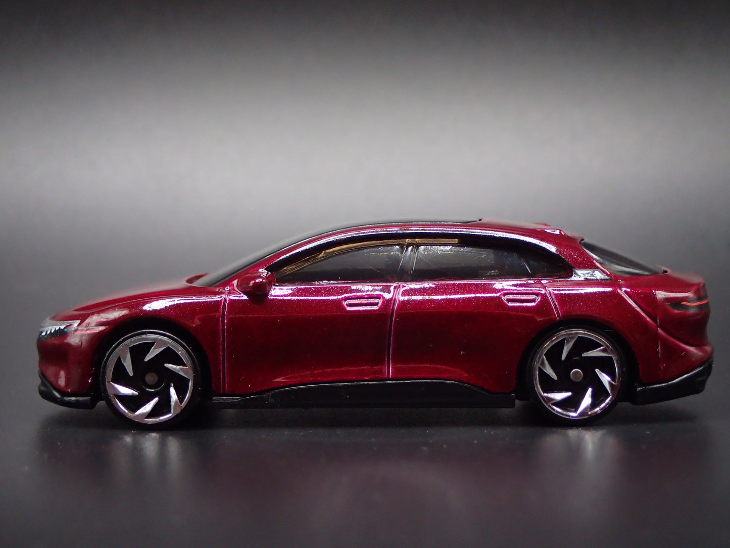 2022-2026 LUCID AIR ELECTRIC VEHICLE PURPLE 1:64 SCALE DIORAMA DIECAST MODEL CAR