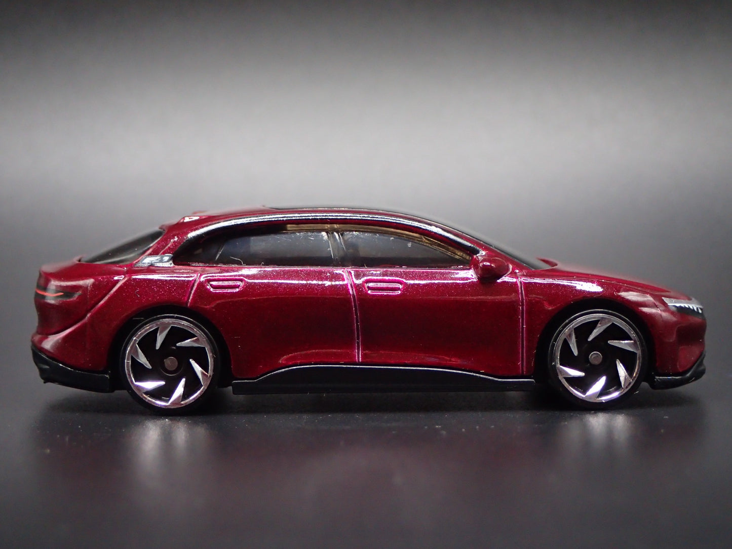 2022-2026 LUCID AIR ELECTRIC VEHICLE PURPLE 1:64 SCALE DIORAMA DIECAST MODEL CAR