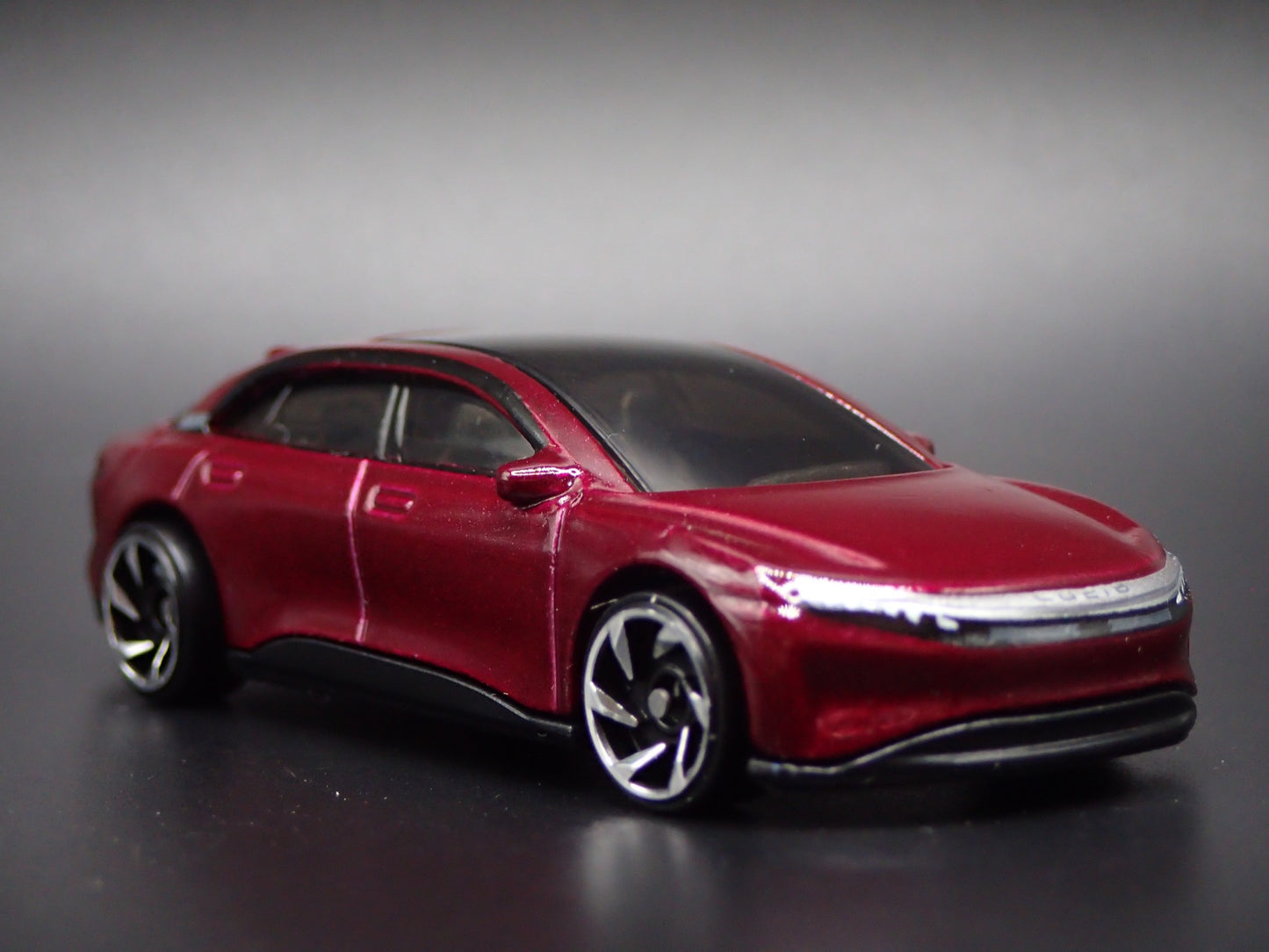 2022-2026 LUCID AIR ELECTRIC VEHICLE PURPLE 1:64 SCALE DIORAMA DIECAST MODEL CAR