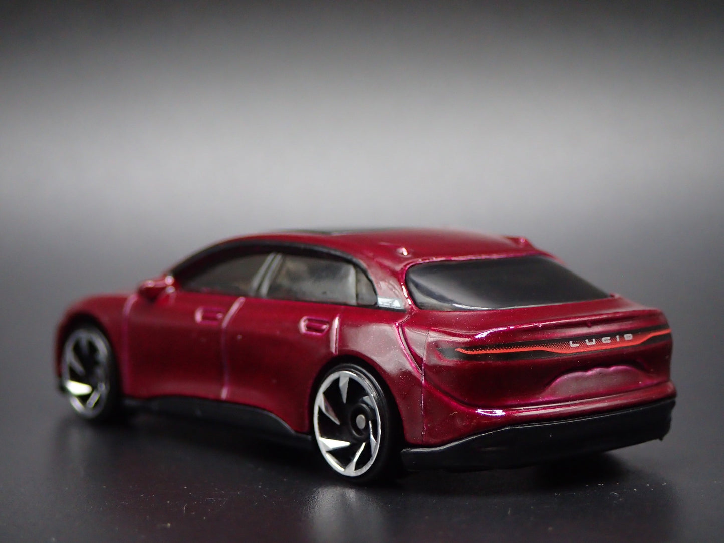 2022-2026 LUCID AIR ELECTRIC VEHICLE PURPLE 1:64 SCALE DIORAMA DIECAST MODEL CAR