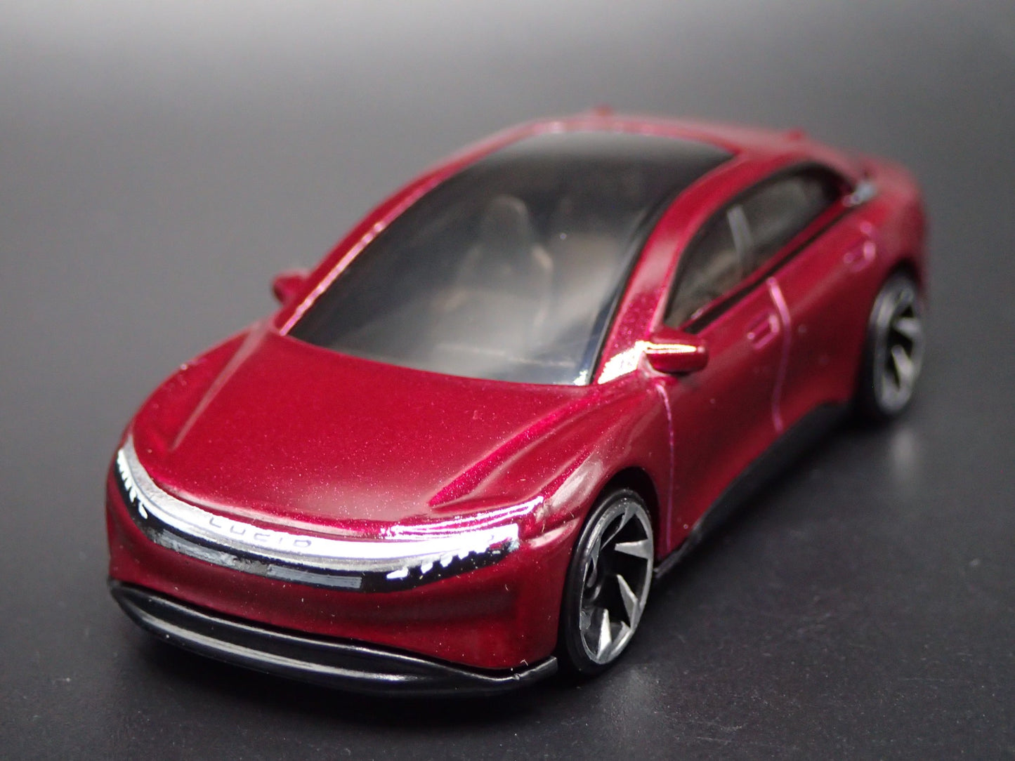 2022-2026 LUCID AIR ELECTRIC VEHICLE PURPLE 1:64 SCALE DIORAMA DIECAST MODEL CAR