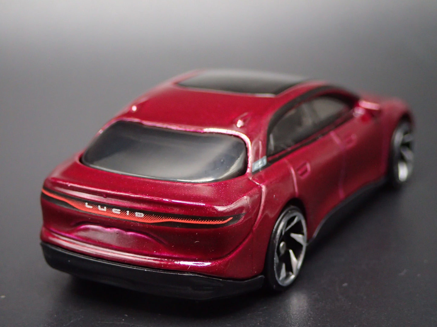 2022-2026 LUCID AIR ELECTRIC VEHICLE PURPLE 1:64 SCALE DIORAMA DIECAST MODEL CAR