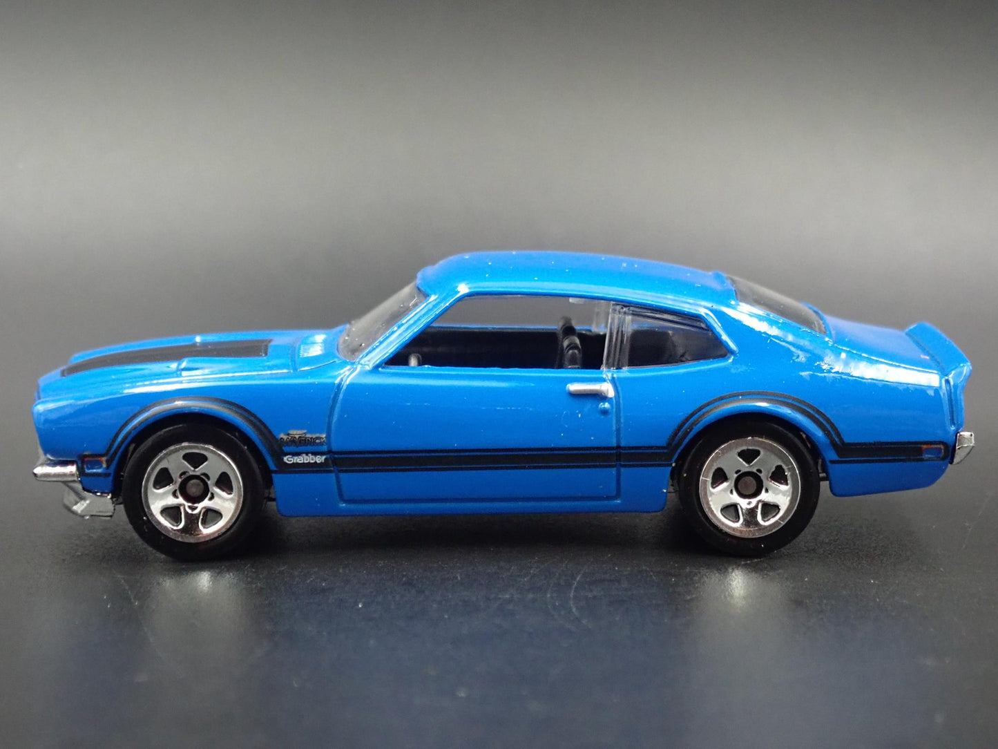1971 71 FORD MAVERICK GRABBER 1:64 SCALE COLLECTIBLE DIORAMA DIECAST MODEL CAR