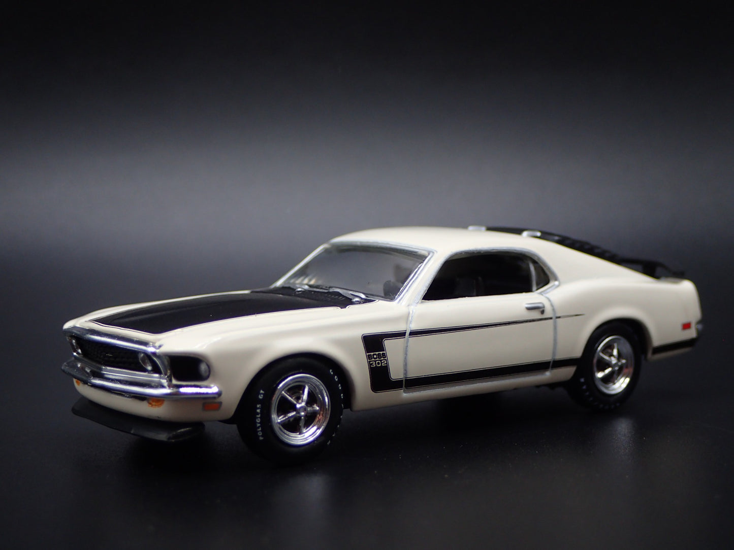 1969 69 FORD MUSTANG BOSS 302 FASTBACK 1/64 SCALE COLLECTIBLE DIECAST MODEL CAR