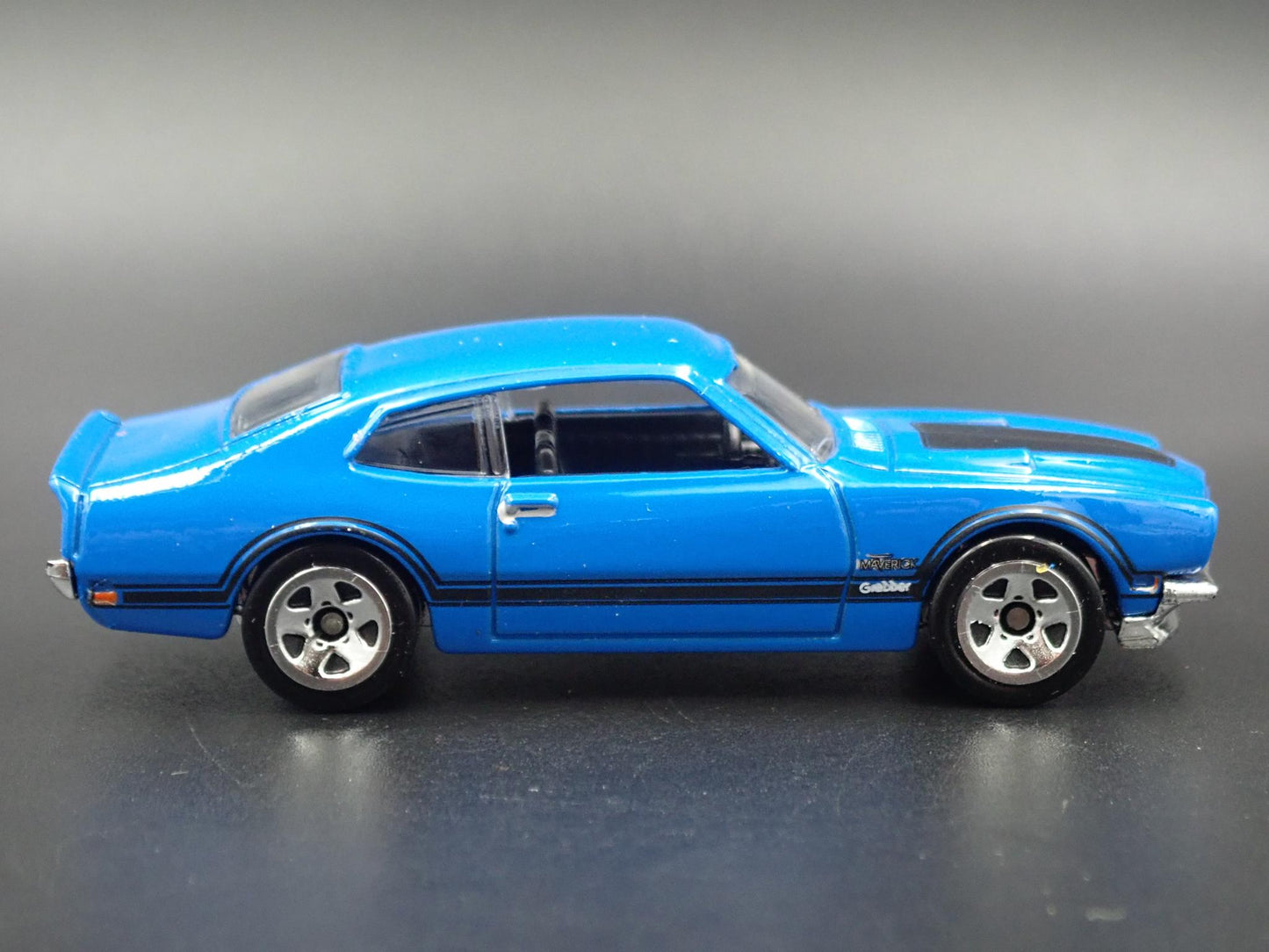 1971 71 FORD MAVERICK GRABBER 1:64 SCALE COLLECTIBLE DIORAMA DIECAST MODEL CAR