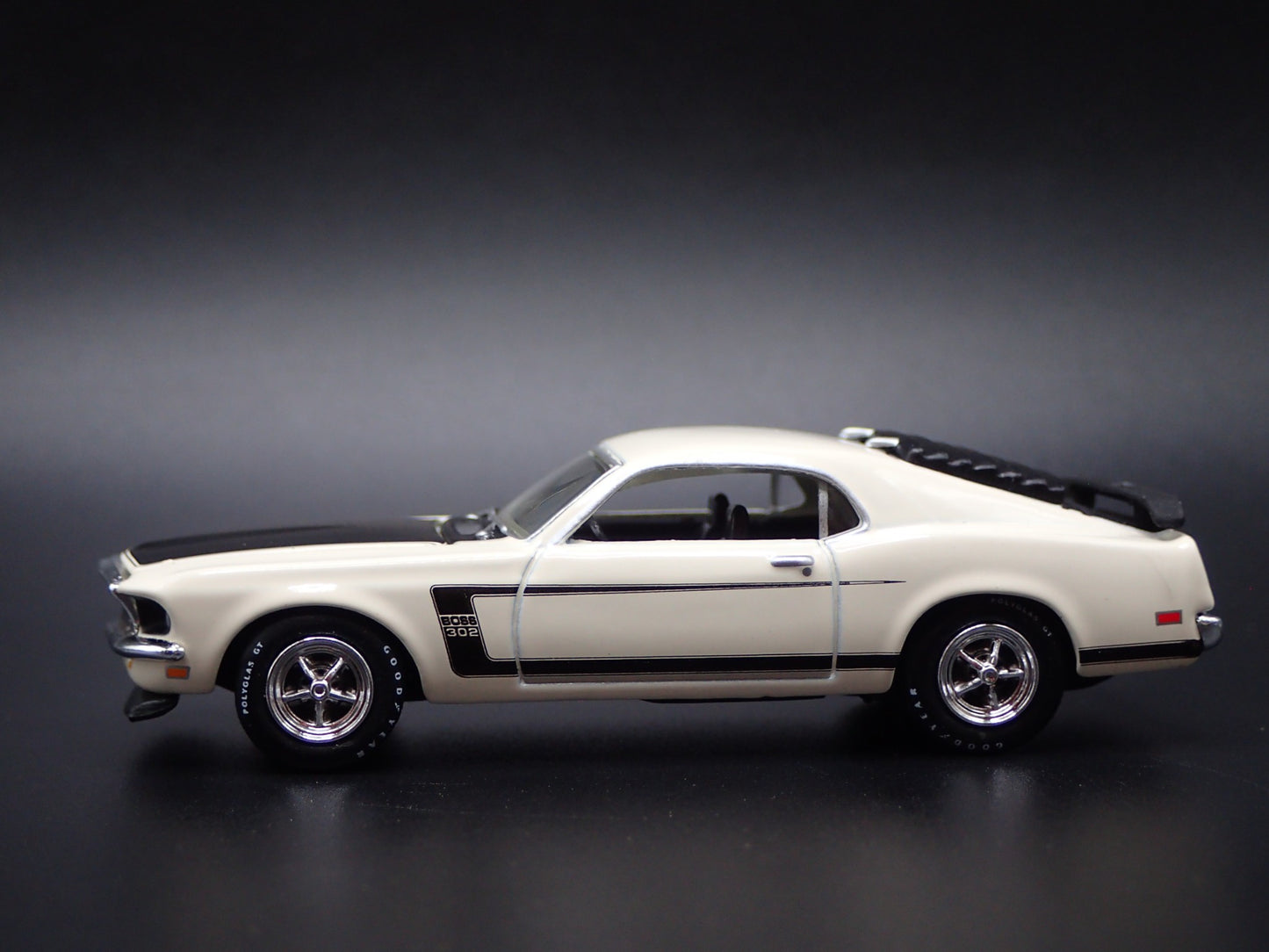1969 69 FORD MUSTANG BOSS 302 FASTBACK 1/64 SCALE COLLECTIBLE DIECAST MODEL CAR