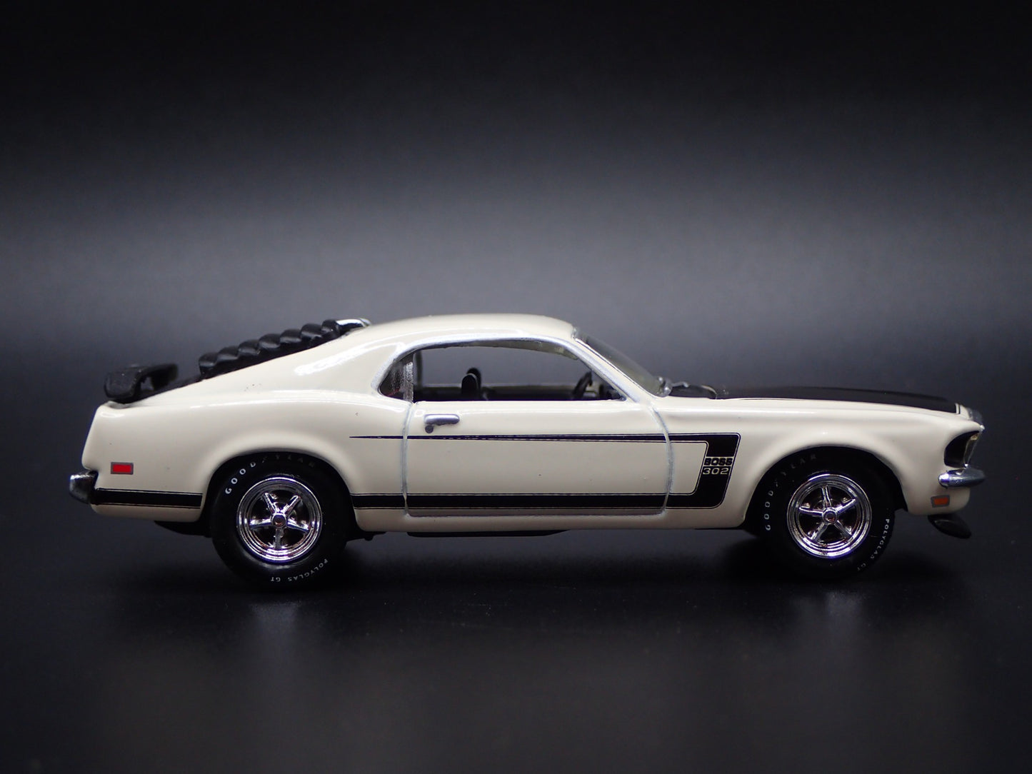 1969 69 FORD MUSTANG BOSS 302 FASTBACK 1/64 SCALE COLLECTIBLE DIECAST MODEL CAR
