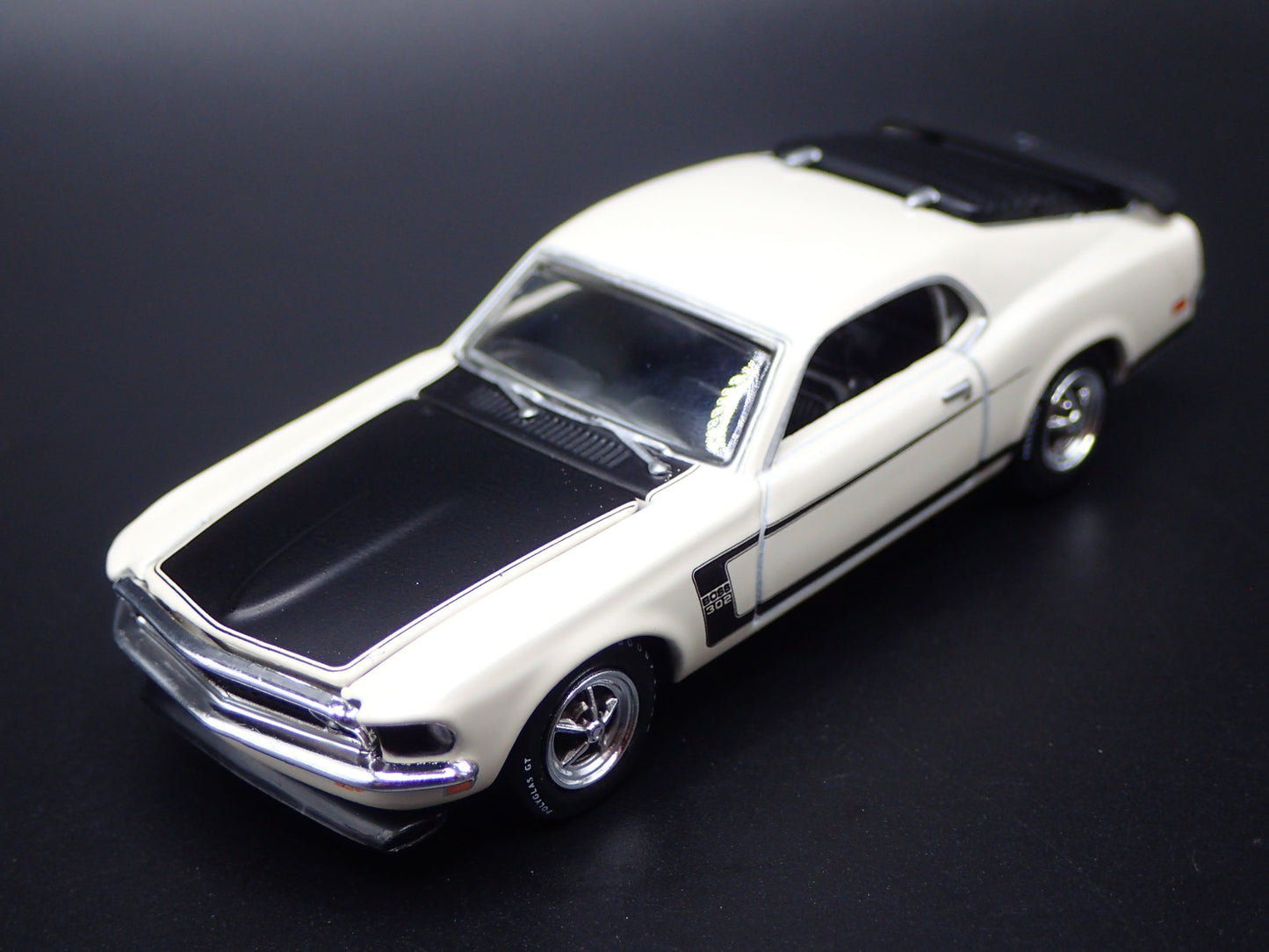 1969 69 FORD MUSTANG BOSS 302 FASTBACK 1/64 SCALE COLLECTIBLE DIECAST MODEL CAR