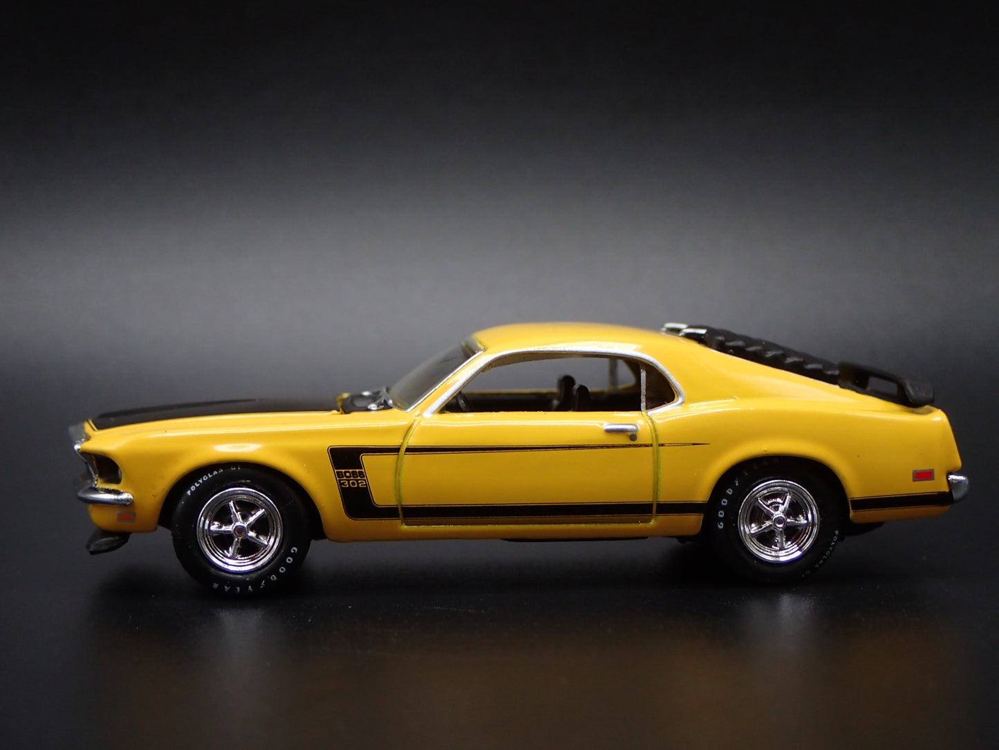 1969 69 FORD MUSTANG BOSS 302 FASTBACK 1/64 SCALE COLLECTIBLE DIECAST MODEL CAR