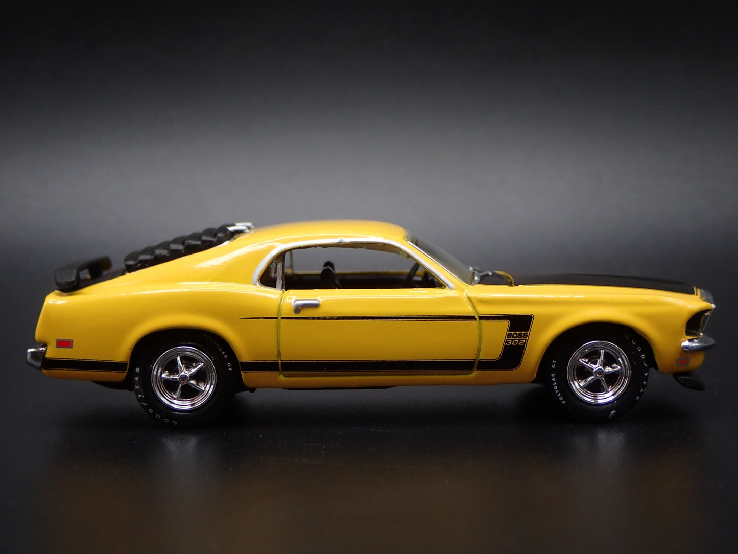 1969 69 FORD MUSTANG BOSS 302 FASTBACK 1/64 SCALE COLLECTIBLE DIECAST MODEL CAR