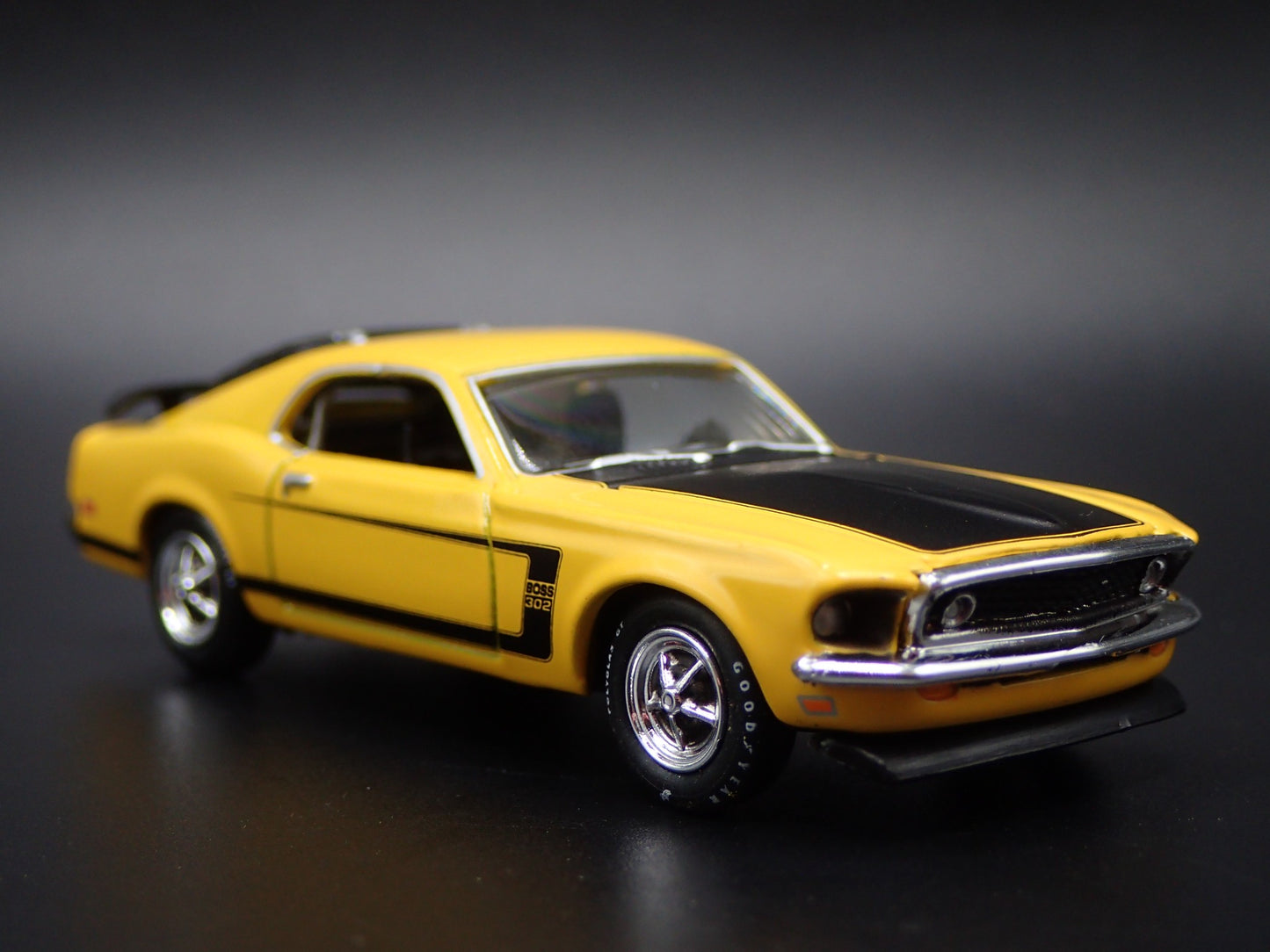 1969 69 FORD MUSTANG BOSS 302 FASTBACK 1/64 SCALE COLLECTIBLE DIECAST MODEL CAR